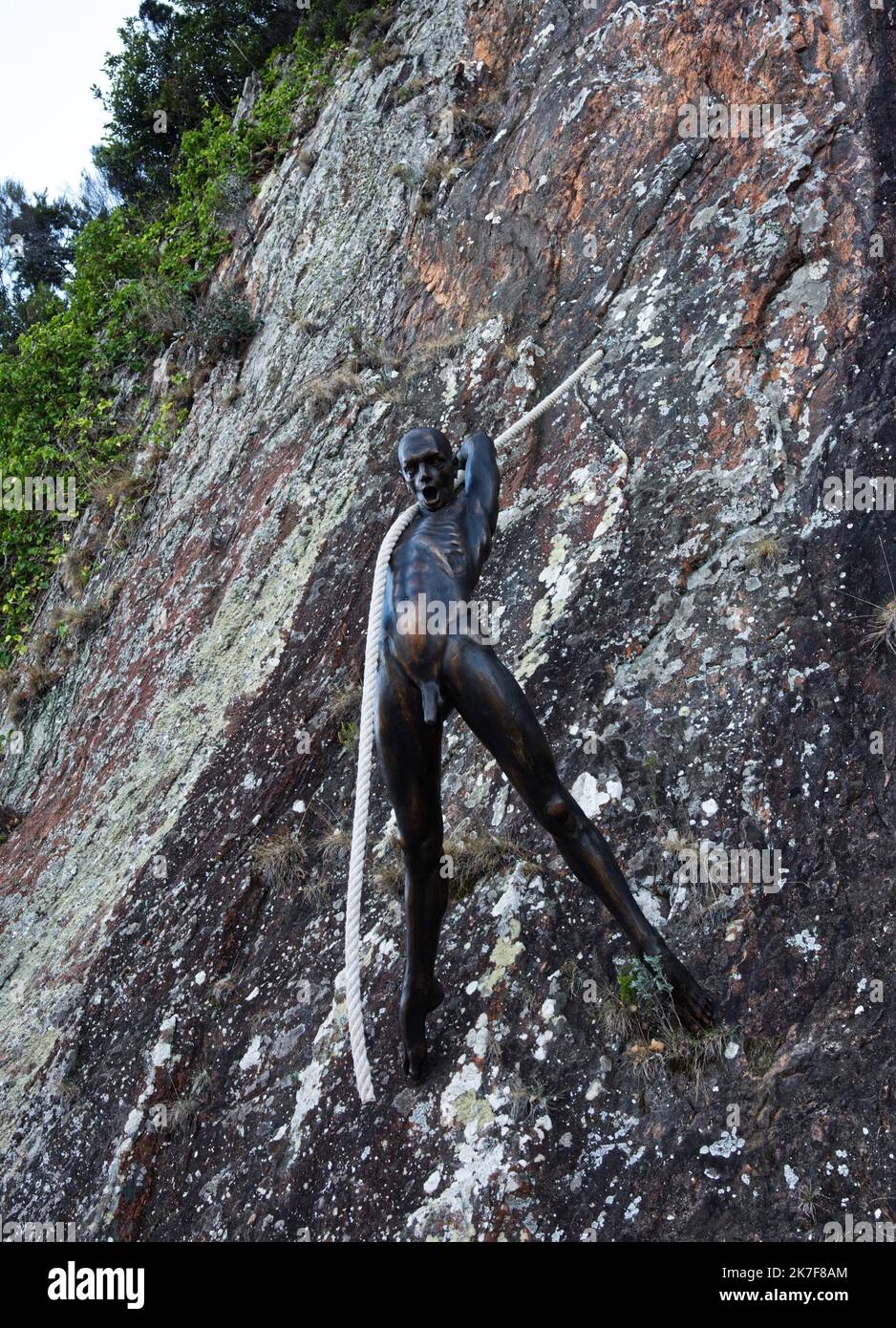 ©serge haouzi/MAXPPP - Theoule sur Mer 12/10/2021 -des immoses sculptures en polyuréthane imitation bronze du sculpteur Nicolas Lavarenne a travers une exposition temporaire. Jusqu'au 3 décembre 2021. De la Rose des vents a la promenade Pradayrol, a Theoule sur Mer dans les Alpes Maritimes des personnages eyriens semblant se mouvoir face à la mer. Sculptures en résine de polyester du sculpteur Nicolas Lavarenne à travers une exposition temporaire à Theoule sur Mer, au sud de la France Banque D'Images