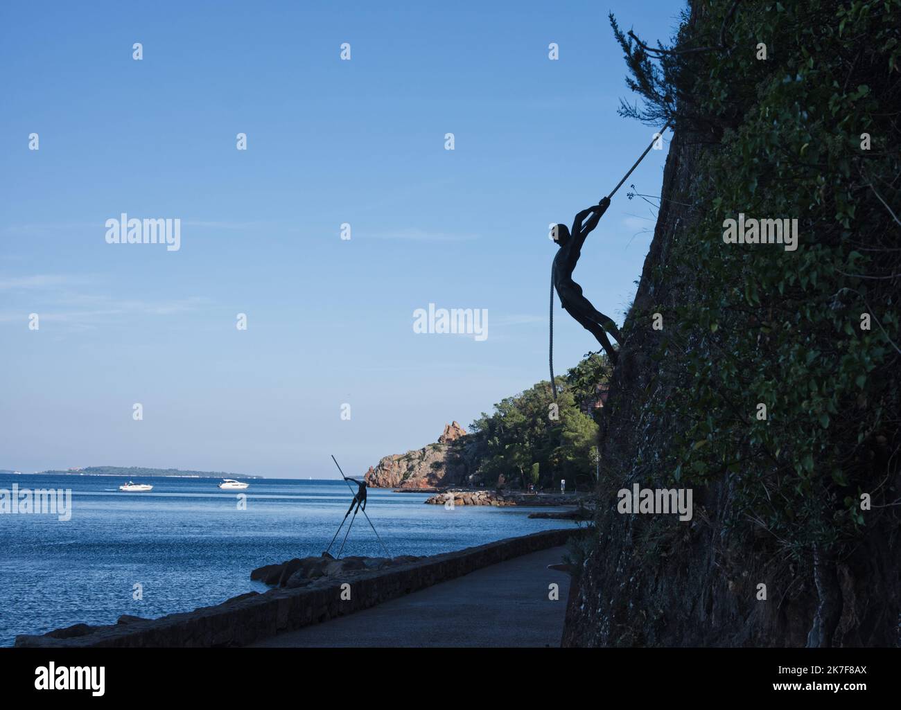 ©serge haouzi/MAXPPP - Theoule sur Mer 12/10/2021 -des immoses sculptures en polyuréthane imitation bronze du sculpteur Nicolas Lavarenne a travers une exposition temporaire. Jusqu'au 3 décembre 2021. De la Rose des vents a la promenade Pradayrol, a Theoule sur Mer dans les Alpes Maritimes des personnages eyriens semblant se mouvoir face à la mer. Sculptures en résine de polyester du sculpteur Nicolas Lavarenne à travers une exposition temporaire à Theoule sur Mer, au sud de la France Banque D'Images