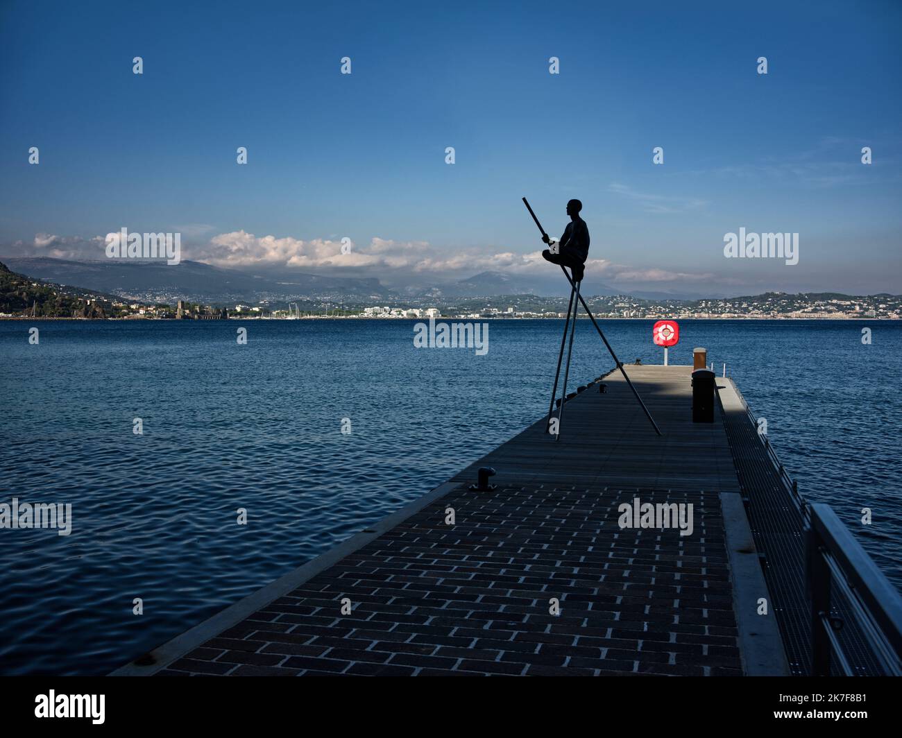 ©serge haouzi/MAXPPP - Theoule sur Mer 12/10/2021 -des immoses sculptures en polyuréthane imitation bronze du sculpteur Nicolas Lavarenne a travers une exposition temporaire. Jusqu'au 3 décembre 2021. De la Rose des vents a la promenade Pradayrol, a Theoule sur Mer dans les Alpes Maritimes des personnages eyriens semblant se mouvoir face à la mer. Sculptures en résine de polyester du sculpteur Nicolas Lavarenne à travers une exposition temporaire à Theoule sur Mer, au sud de la France Banque D'Images