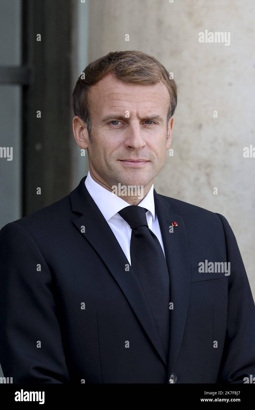 ©Sébastien Muylaert/MAXPPP - le président français Emmanuel Macron attend le président du Tadjikistan à l'Elysée à Paris. 13.10.2021 Banque D'Images