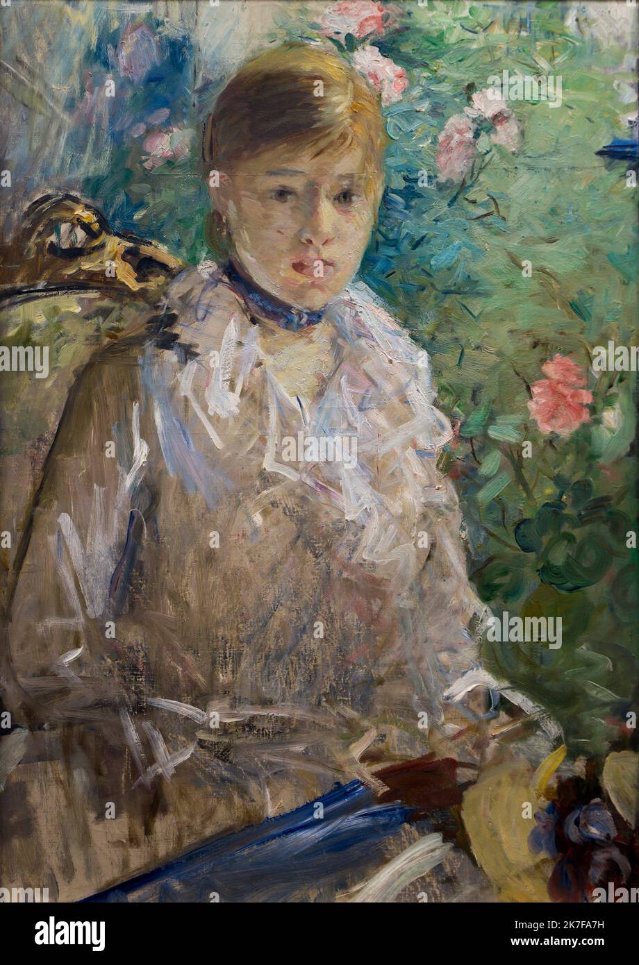 ©Active Museu/MAXPPP - ActiveMuseum_0003006.jpg / Jeune femme assise devant la fenetre, dit l'ete Huile sur toile 1879 - / Berthe Morisot / peinture Active Museum / le Pictorium 1 personnes, Blonde, Chemisier, yeux transparents, fleur, yeux verts, cheveux attachés, chapeau, dans la main, bleu indigo, cou, plante, foulard, assis (verbe), chapeau de paille, été, pare-soleil, vertical, jeune femme, jeune fille, fenêtre Femme ,19th siècle ,Berthe Morisot ,peinture , Banque D'Images