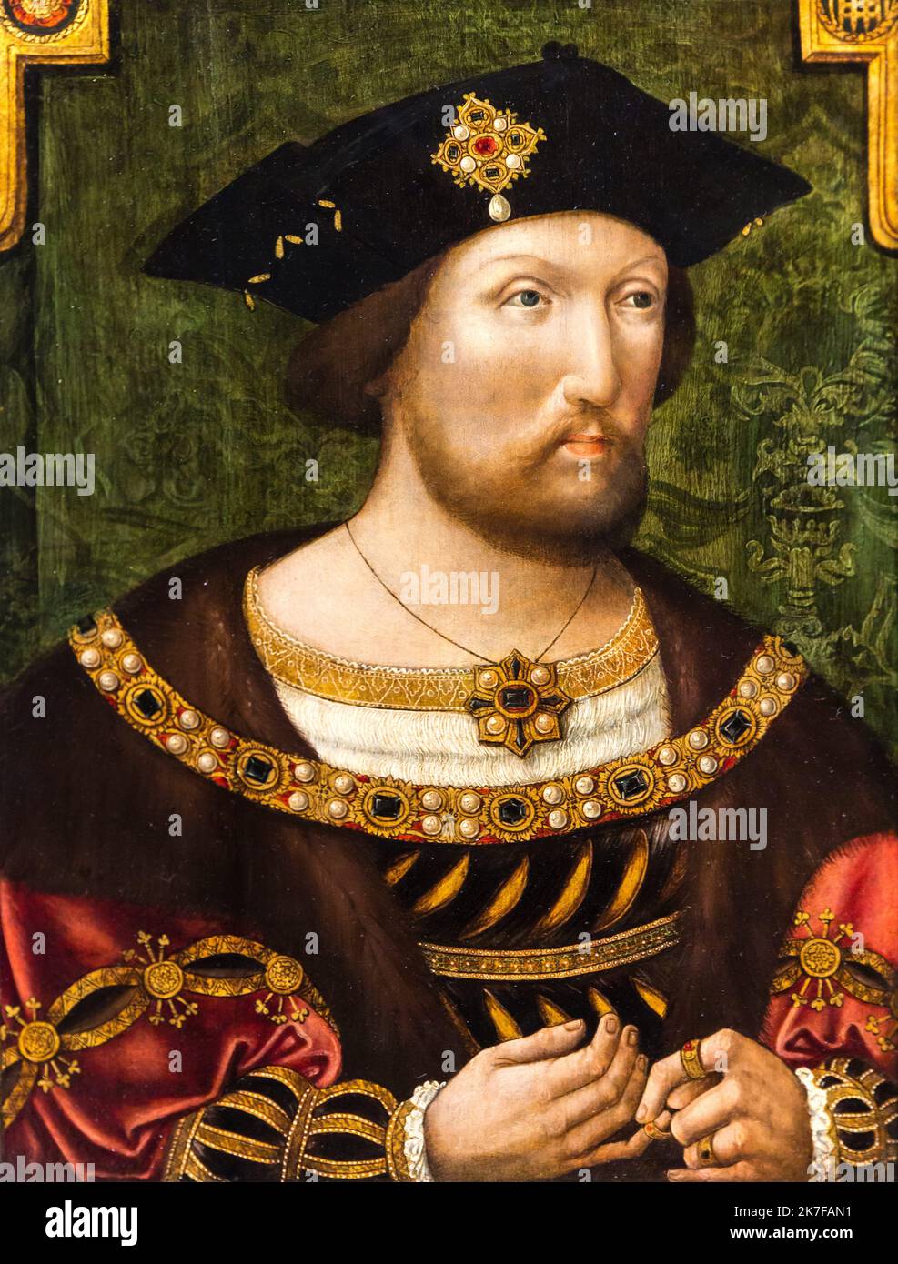 ©Active Museu/MAXPPP - ActiveMuseum 0003629.jpg / le Roi Henri VIII, 1520 - artiste inconnu 1520 - / peinture Active Museum / le Pictorium 1 personnes, badge, barbe, Beret, yeux bleus, marron, cheveux bruns, collier, Costume, perle de culture, dynastie, Emblem, tissu brodé, broderie, fourrure, Or (métal précieux) ,Vert ,Hanging ,chapeau , Maison de Tudor ,Roi ,Roi d'Angleterre ,Royaume ,luxueux ,Homme ,collier ,noblesse ,de naissance noble , décoration , tenue ,Perle ,pendentif ,politique ,Portrait , tissu précieux ,Pierre précieuse ,profil ,Rouge ,Renaissance () ,bague ,Royal ,Satin vertical ,Henry VIII d'Angleterre Banque D'Images