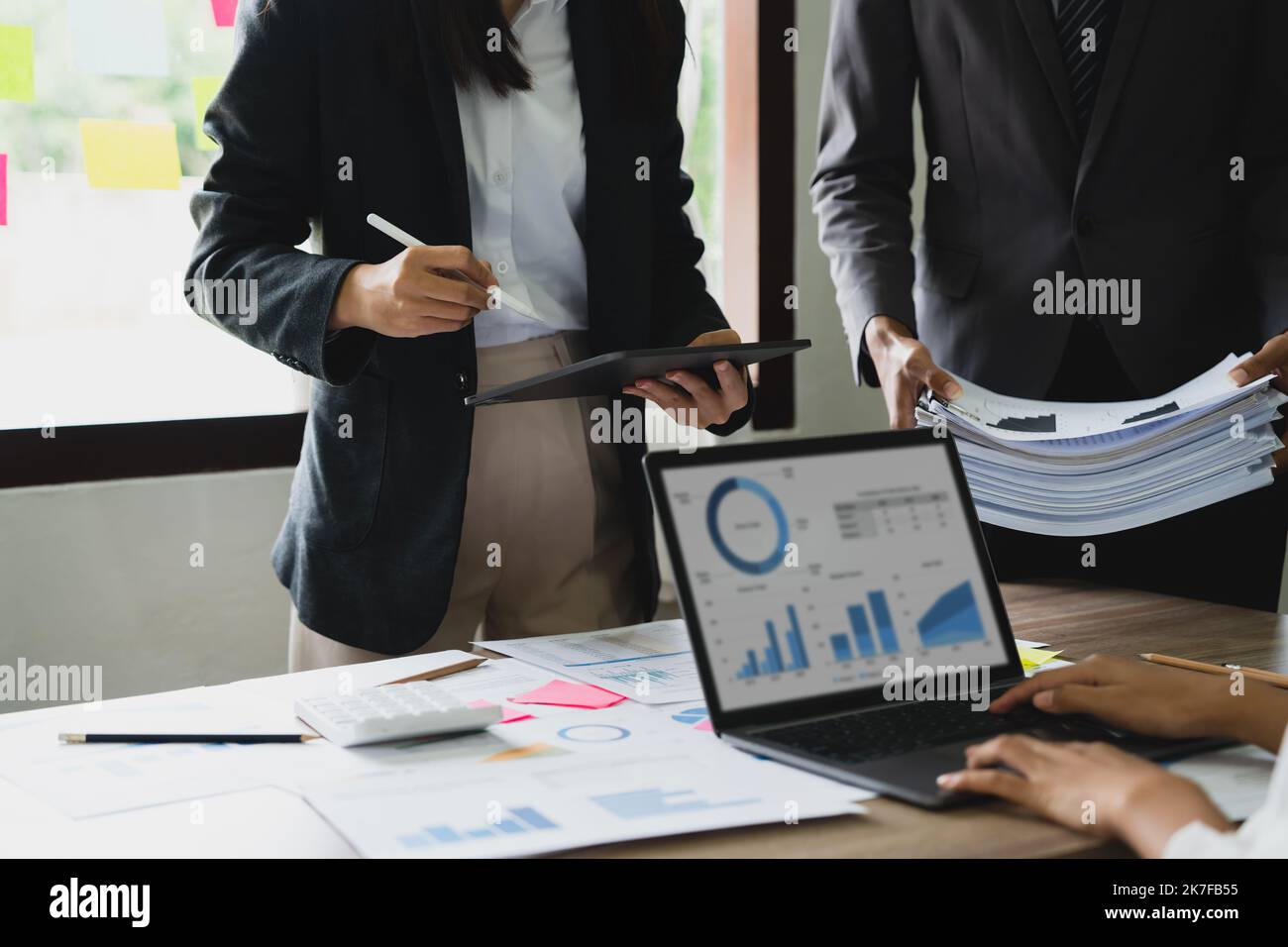 Business Consulting réunion travailler et brainstorming nouveau concept d'investissement de financement de projet d'entreprise. Banque D'Images