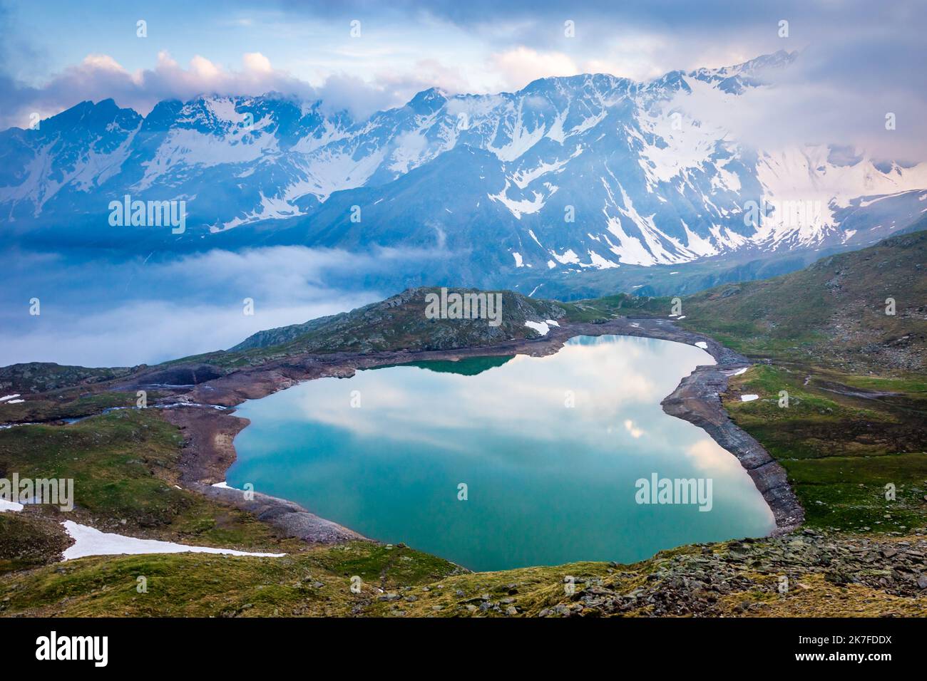 Le lac près de Gavia passe à une soirée spectaculaire, alpes Dolomites, Italie du Nord Banque D'Images