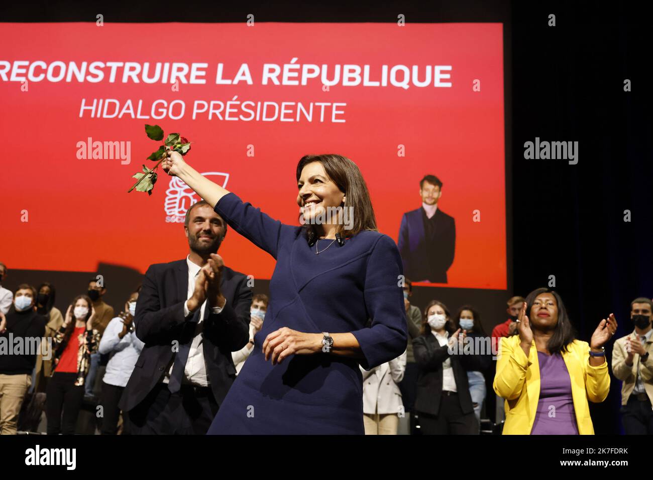 ©PHOTOPQR/LE PARISIEN/olivier corsan ; Lille ; 23/10/2021 ; Lille, France, le 23 octobre 2021. Anne Hidalgo a obtenu l'investiture du Partis Socialiste PS pour la lélel'ction présidentielle lors de sa convention à Lille. Martine Aubry et Bernard Cazeneuve étaient à ses côtés. Candidat du Parti socialiste français (PS) à l'élection présidentielle d'avril 2022 Anne Hidalgo lors de son investiture officielle en tant que candidate au Grand Palais de Lille sur 23 octobre 2021. Banque D'Images