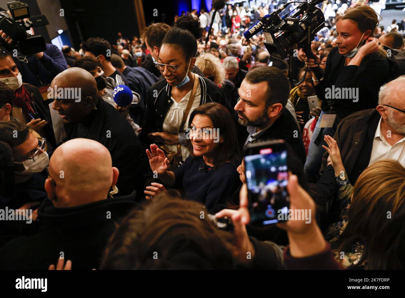 ©PHOTOPQR/LE PARISIEN/olivier corsan ; Lille ; 23/10/2021 ; Lille, France, le 23 octobre 2021. Anne Hidalgo a obtenu l'investiture du Partis Socialiste PS pour la lélel'ction présidentielle lors de sa convention à Lille. Martine Aubry et Bernard Cazeneuve étaient à ses côtés. Candidat du Parti socialiste français (PS) à l'élection présidentielle d'avril 2022 Anne Hidalgo lors de son investiture officielle en tant que candidate au Grand Palais de Lille sur 23 octobre 2021. Banque D'Images