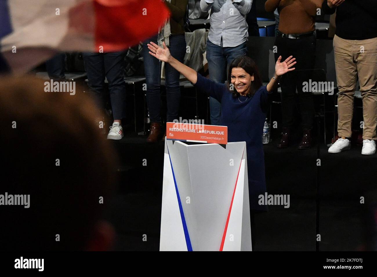 ©PHOTOPQR/VOIX DU NORD/PLM ; 23/10/2021 ; 23PHO 10 2021 Concours d'investiture de Anne Hidalgo à Lille. La fin du décourage et le salut aux militants. PIERRE LE MASSON LA VOIX DU NORD parti socialiste français (PS) candidat à l'élection présidentielle d'avril 2022 Anne Hidalgo lors de son investiture officielle comme candidate au Grand Palais de Lille sur 23 octobre 2021. Banque D'Images