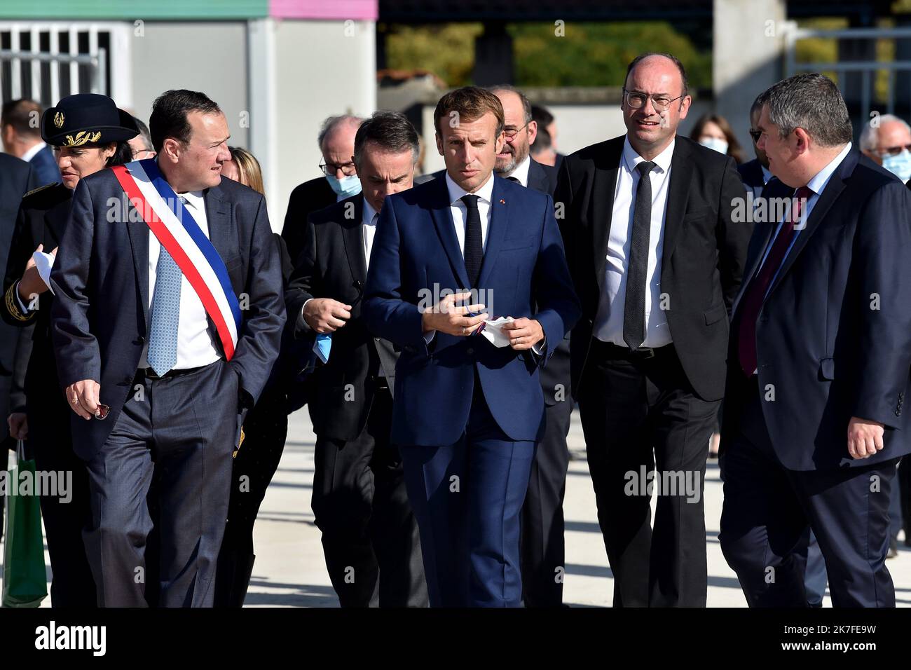 ©PHOTOPQR/LE PROGRES/Rémy PERRIN - Montbrison 25/10/2021 - Emmanuel Macron dans la Loire -le président de la République a visité la friche Gégé. Il a été accaciilli par les élus locaux. Il a visit l'intérieur de la friche, qui va être réhabilité en logements et commerces. Des anciens de l'entreprise ont présenté d'anciennes données et jouets fabriqués ici au président. Le président fait le tour du propriétaire avec Christophe Bazille, maire de Montbrison, mais aussi la préféte Catherine Séguin, Georges Ziegler, président du conseil départemental, Hervé Reynaud, président de l'Association des Banque D'Images