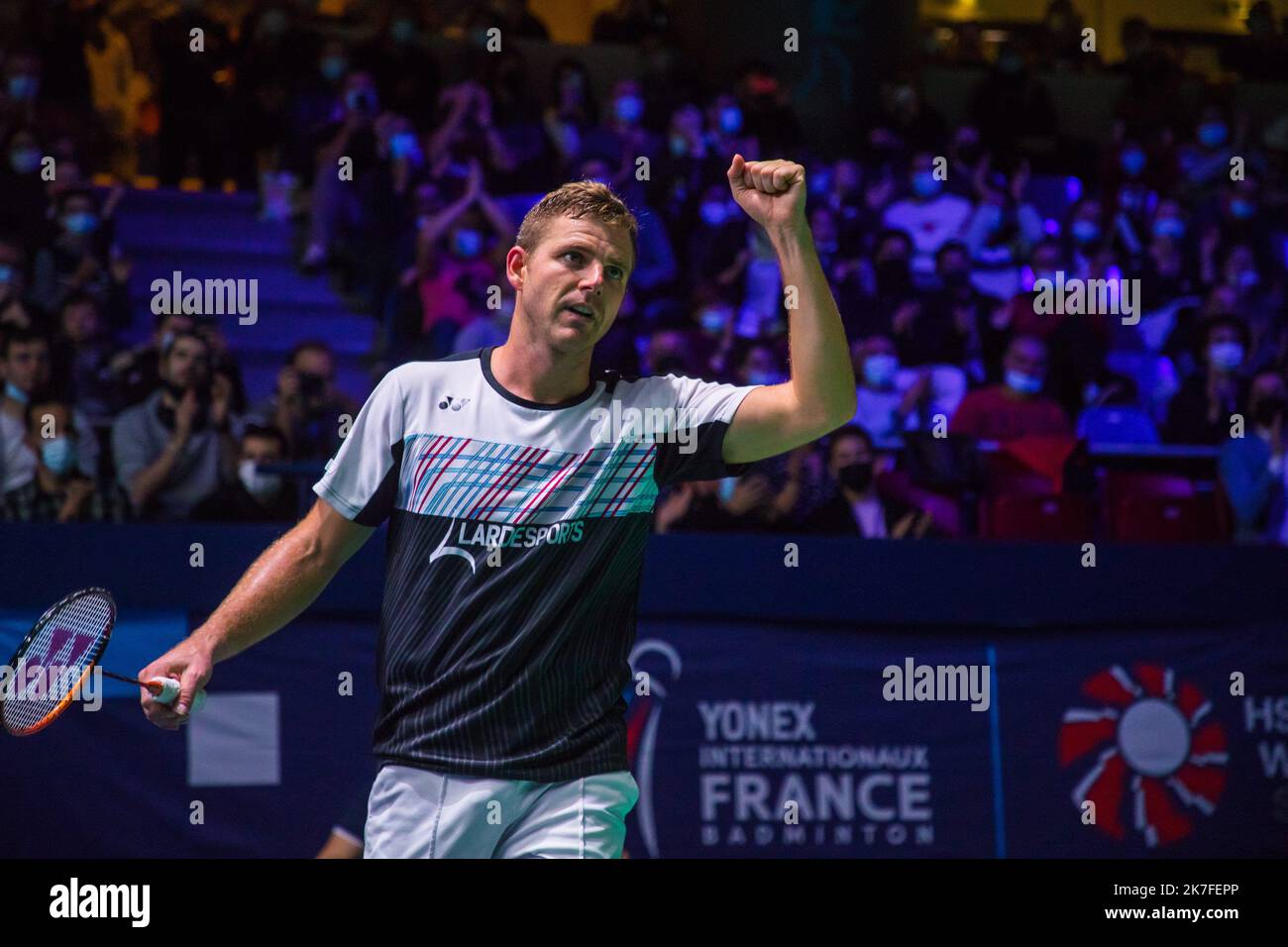 ©Christophe petit Tesson/MAXPPP - 27/10/2021 ; PARIS ; FRANCE - Brice Leverdez de France réagit après avoir remporté son deuxième tour masculin au tournoi Yonex Badminton French Open à Paris, France, le 27 octobre 2021. Banque D'Images