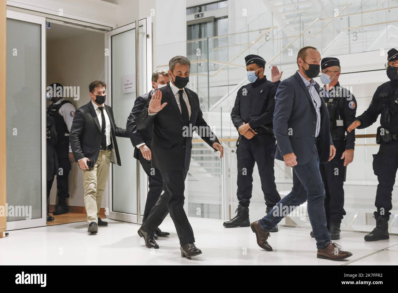©PHOTOPQR/LE PARISIEN/olivier corsan ; Paris ; 02/11/2021 ; Paris, France, le 2 novembre 2021. Nicolas Sarkozy, l'ancien président de la République, s'est rendu en tant que témoin à la 32E chambre correcte du Tribunal de Paris, pour le processus de l'hôpital date des congrès de l'Elysées. - L'ancien président français Nicolas Sarkozy devant le tribunal où il a été appelé à témoigner dans un procès où ses anciens assistants sont accusés d'avoir abusant des fonds publics dans le cadre de contrats de vote à Paris, France, le 02 novembre 2021. Banque D'Images