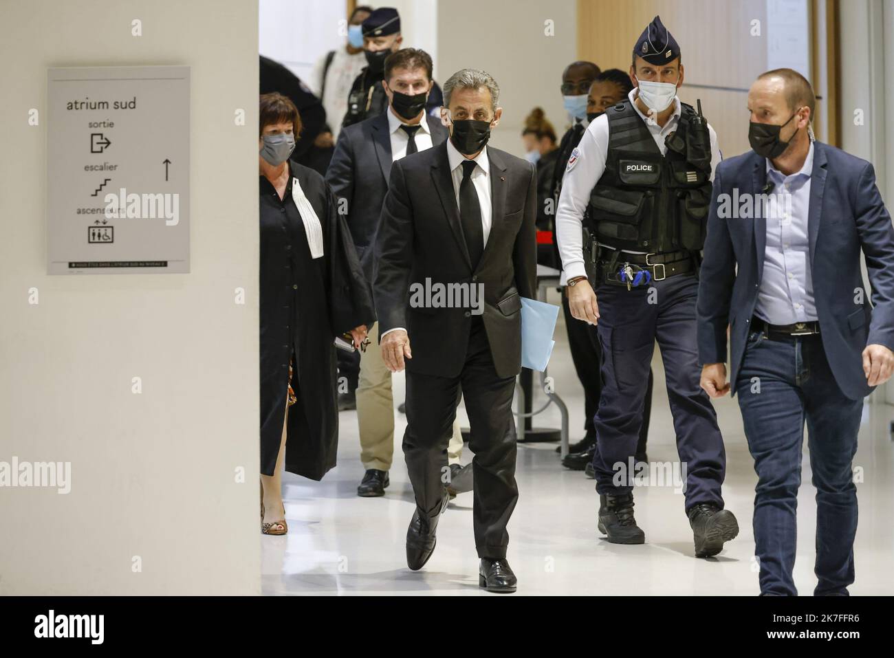 ©PHOTOPQR/LE PARISIEN/olivier corsan ; Paris ; 02/11/2021 ; Paris, France, le 2 novembre 2021. Nicolas Sarkozy, l'ancien président de la République, s'est rendu en tant que témoin à la 32E chambre correcte du Tribunal de Paris, pour le processus de l'hôpital date des congrès de l'Elysées. - L'ancien président français Nicolas Sarkozy devant le tribunal où il a été appelé à témoigner dans un procès où ses anciens assistants sont accusés d'avoir abusant des fonds publics dans le cadre de contrats de vote à Paris, France, le 02 novembre 2021. Banque D'Images