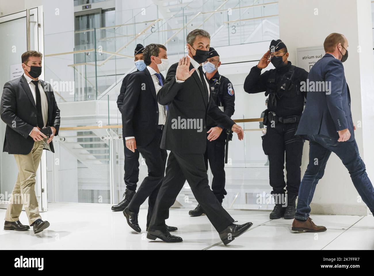 ©PHOTOPQR/LE PARISIEN/olivier corsan ; Paris ; 02/11/2021 ; Paris, France, le 2 novembre 2021. Nicolas Sarkozy, l'ancien président de la République, s'est rendu en tant que témoin à la 32E chambre correcte du Tribunal de Paris, pour le processus de l'hôpital date des congrès de l'Elysées. - L'ancien président français Nicolas Sarkozy devant le tribunal où il a été appelé à témoigner dans un procès où ses anciens assistants sont accusés d'avoir abusant des fonds publics dans le cadre de contrats de vote à Paris, France, le 02 novembre 2021. Banque D'Images