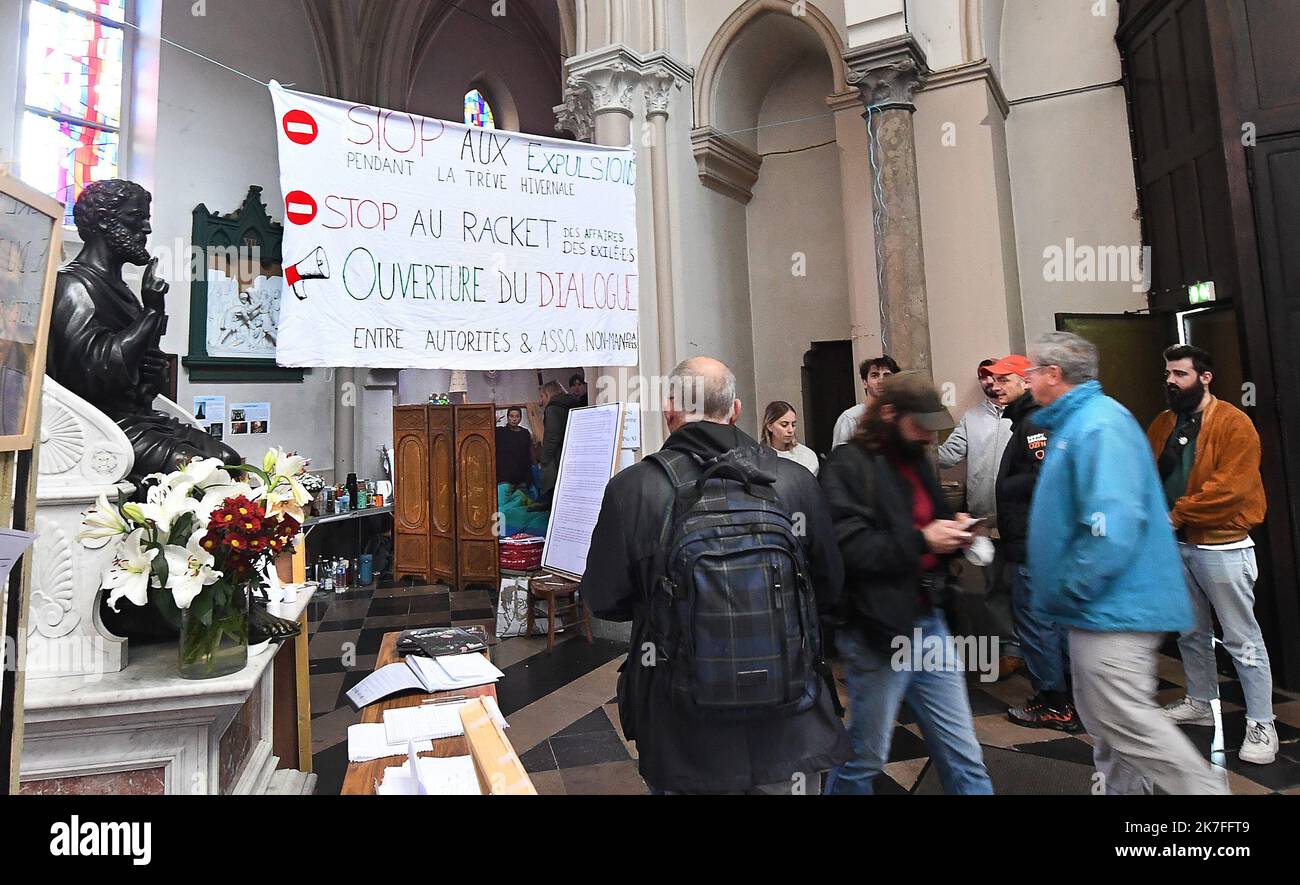 ©PHOTOPQR/VOIX DU NORD/Sébastien JARRY ; 02/11/2021 ; Calais. le 02/11/2021. Greve de la faim de 2 militants associés en soutien aux migrants : rassemblement en marge de la réunion avec le médiateur DidierLeschi. Calais, France, nov 2nd 2021 grève de la faim de 2 militants en faveur des migrants: Rassemblement en marge de la rencontre avec le médiateur Didier Leschi. Banque D'Images