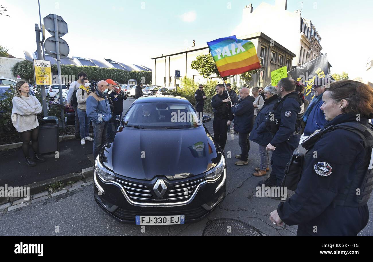 ©PHOTOPQR/VOIX DU NORD/Sébastien JARRY ; 02/11/2021 ; Calais. le 02/11/2021. Greve de la faim de 2 militants associés en soutien aux migrants : rassemblement en marge de la réunion avec le médiateur Didier Leschi. Calais, France, nov 2nd 2021 grève de la faim de 2 militants en faveur des migrants: Rassemblement en marge de la rencontre avec le médiateur Didier Leschi. Banque D'Images