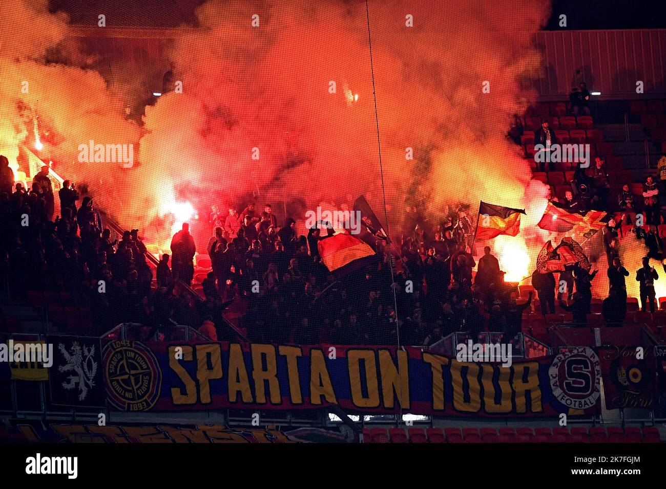 ©PHOTOPQR/LE PROGRES/Stéphane GUIOCHON - Décines-Charpieu 04/11/2021 - Match Europa League OL-Sparta Prague -A Décines au Groupama Stadium match retour de phase de poule de l'Europa League OL - Sparta Prague tiffo des Supporters de Prague Banque D'Images