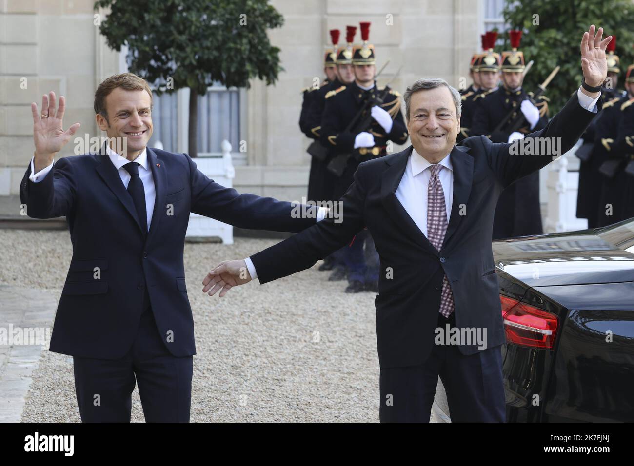 ©Sébastien Muylaert/MAXPPP - Président français Emmanuel Macron et Premier ministre italien Mario Draghi, après leur rencontre au Palais Elysée à Paris, France. 12.11.2021 Banque D'Images