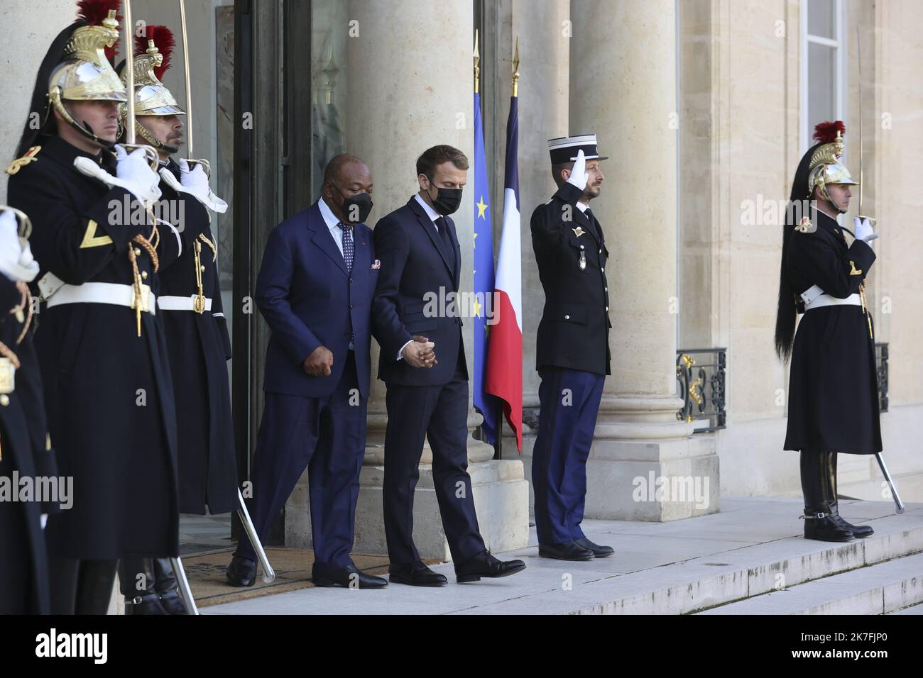 ©Sébastien Muylaert/MAXPPP - Président français Emmanuel Macron et Président du Gabon Ali Bongo après leur rencontre à l'Elysée à Paris, France. 12.11.2021 Banque D'Images