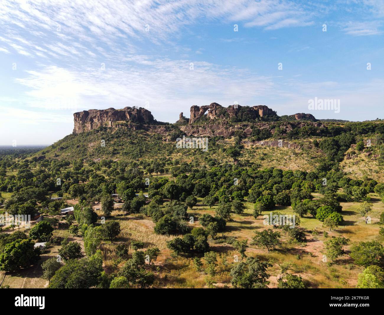 ©Nicolas Remene / le Pictorium/MAXPPP - vue eyrienne sur l'arche de Kamadjan, a Siby le 13 novembre 2021. Ce site sacre est tres pry par les visites souvent venus de Bamako une cinquantaine de kilomètres pour le week-end Banque D'Images