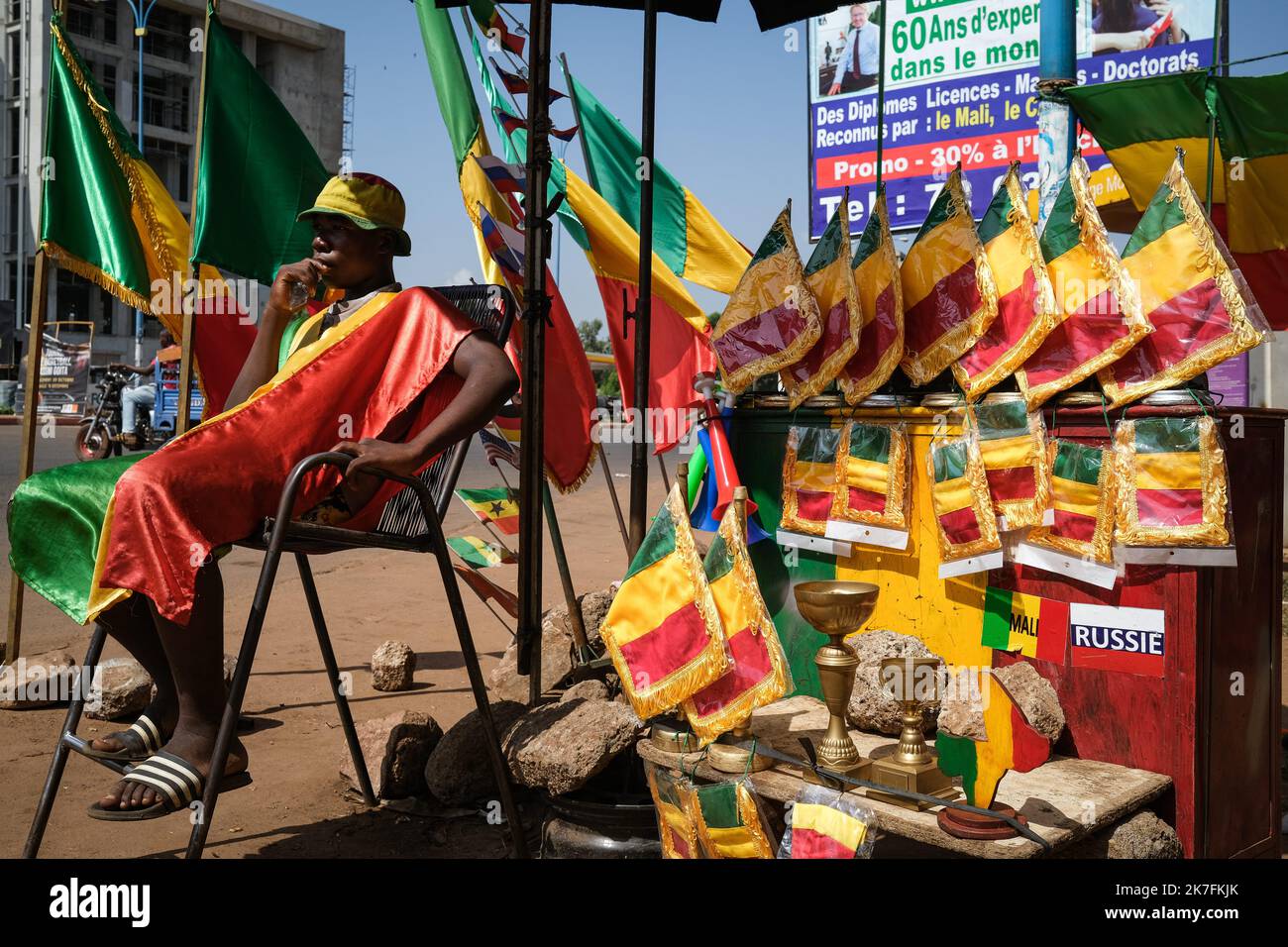 ©Nicolas Remene / le Pictorium/MAXPPP - Ibrahim Togola est venu de drateaux au niveau du monument Nkouame GOURMA dans le quartier d'Hamdallaye ACI 2000 a Bamako au Mali. Sur son stand, les drameaux russes au cote des drameaux maliens ont également remplaces les draneaux francais. Banque D'Images