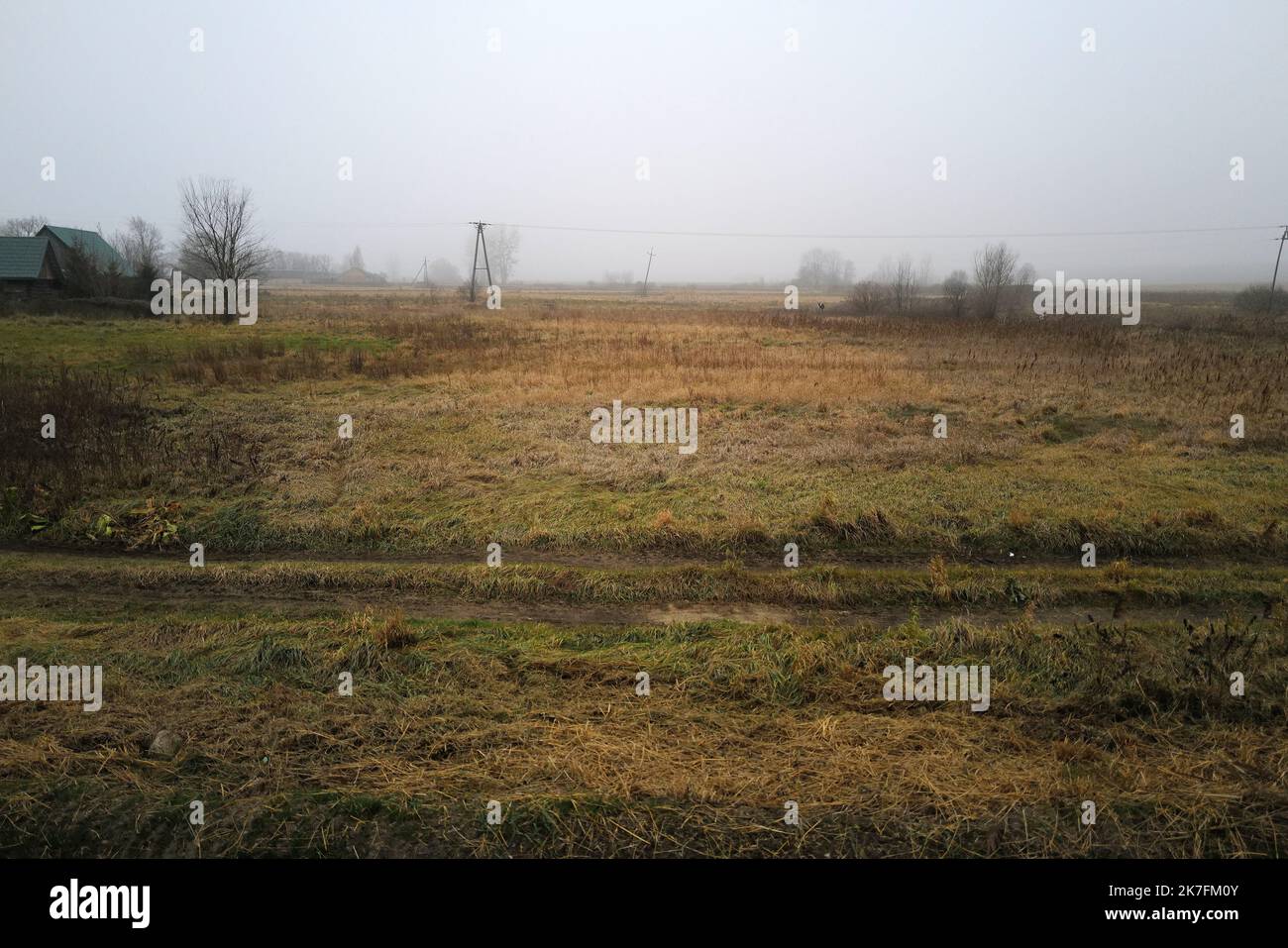 ©PHOTOPQR/VOIX DU NORD/PIERRE ROUANET ; 17/11/2021 ; 17/11/2021. Reportage sur la caisse humanitaire des migrants massés à la frontière de la Bologne-Biélorussie. Dans la campagne, à proximité de la zone interdite, entre Michalowo et Hajnowka. La brume et des températures entre zéro et deux degrés en journée. PHOTO PIERRE ROUANET LA VOIX DU NORD - frontière Biélorussie-Pologne : la crise des migrants Banque D'Images