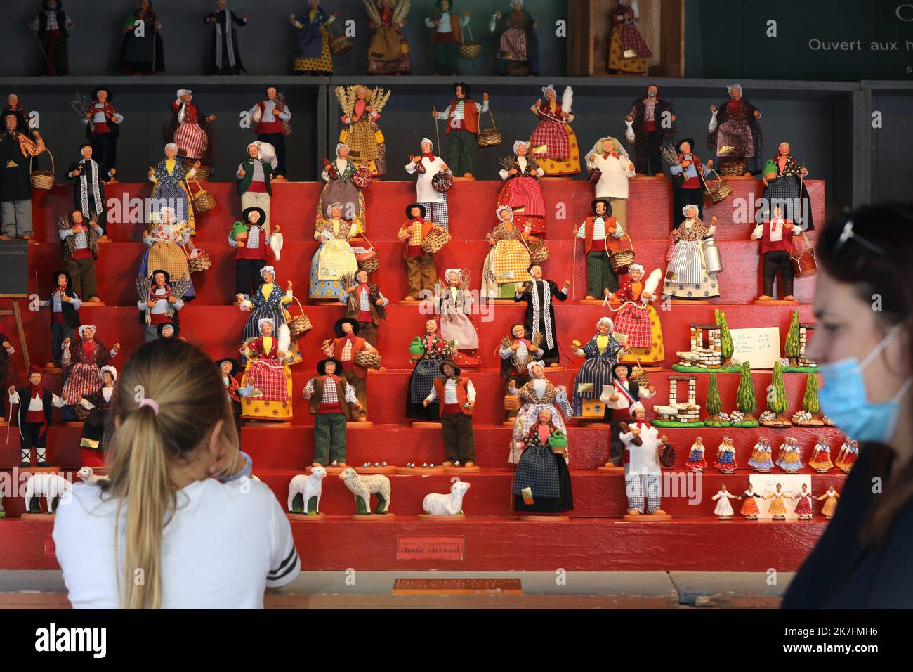 ©PHOTOPQR/LA PROVENCE/VALÉRIE VREL ; Marseille ; 20/11/2021 ; progrès de la Foire aux santons et du marché de Noël axé sur les commerces et premiers visiteurs, sur le Vieux-Port. - Marseille, France, nov 20th 2021 exposition de figurines de lit de bébé Marseille Banque D'Images