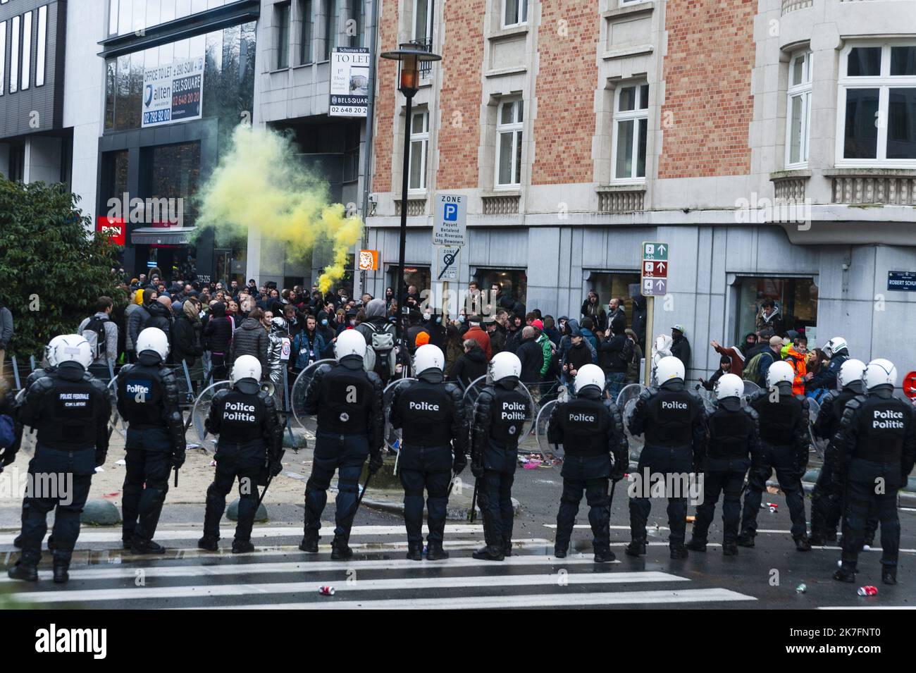 ©Nicolas Landemard / le Pictorium / MAXPPP - Nicolas Landemard / le Pictorium - 21/11/2021 - France / Ile-de-France / Paris - Environ 40000 personnes se sont antes a dans la capitale belge contrez l'ensemble des mesures sanitaires actuelles par le gouvernement belge. Malgre la présence en grand nombre de forces de police, des services de police ont eclate le long du parcours et un fils arrivee. Les revendcations etaient toutes divers et variees. Les manifestes aussi, puisqu'au mois un fonctionnel de la police sont présents. / 21/11/2021 - France / Ile-de-France (région) / Paris - Abo Banque D'Images