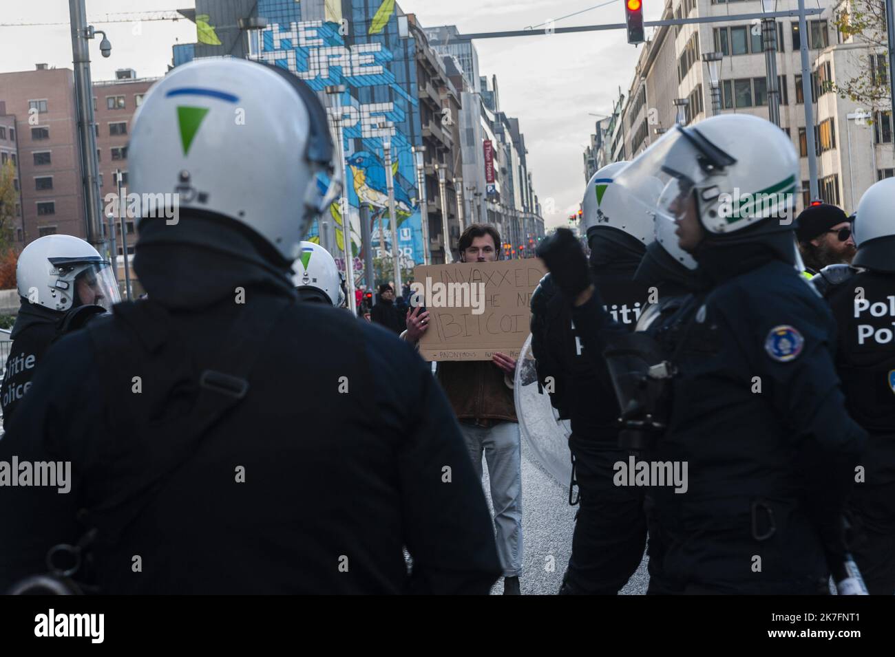 ©Nicolas Landemard / le Pictorium / MAXPPP - Nicolas Landemard / le Pictorium - 21/11/2021 - France / Ile-de-France / Paris - Environ 40000 personnes se sont antes a dans la capitale belge contrez l'ensemble des mesures sanitaires actuelles par le gouvernement belge. Malgre la présence en grand nombre de forces de police, des services de police ont eclate le long du parcours et un fils arrivee. Les revendcations etaient toutes divers et variees. Les manifestes aussi, puisqu'au mois un fonctionnel de la police sont présents. / 21/11/2021 - France / Ile-de-France (région) / Paris - Abo Banque D'Images