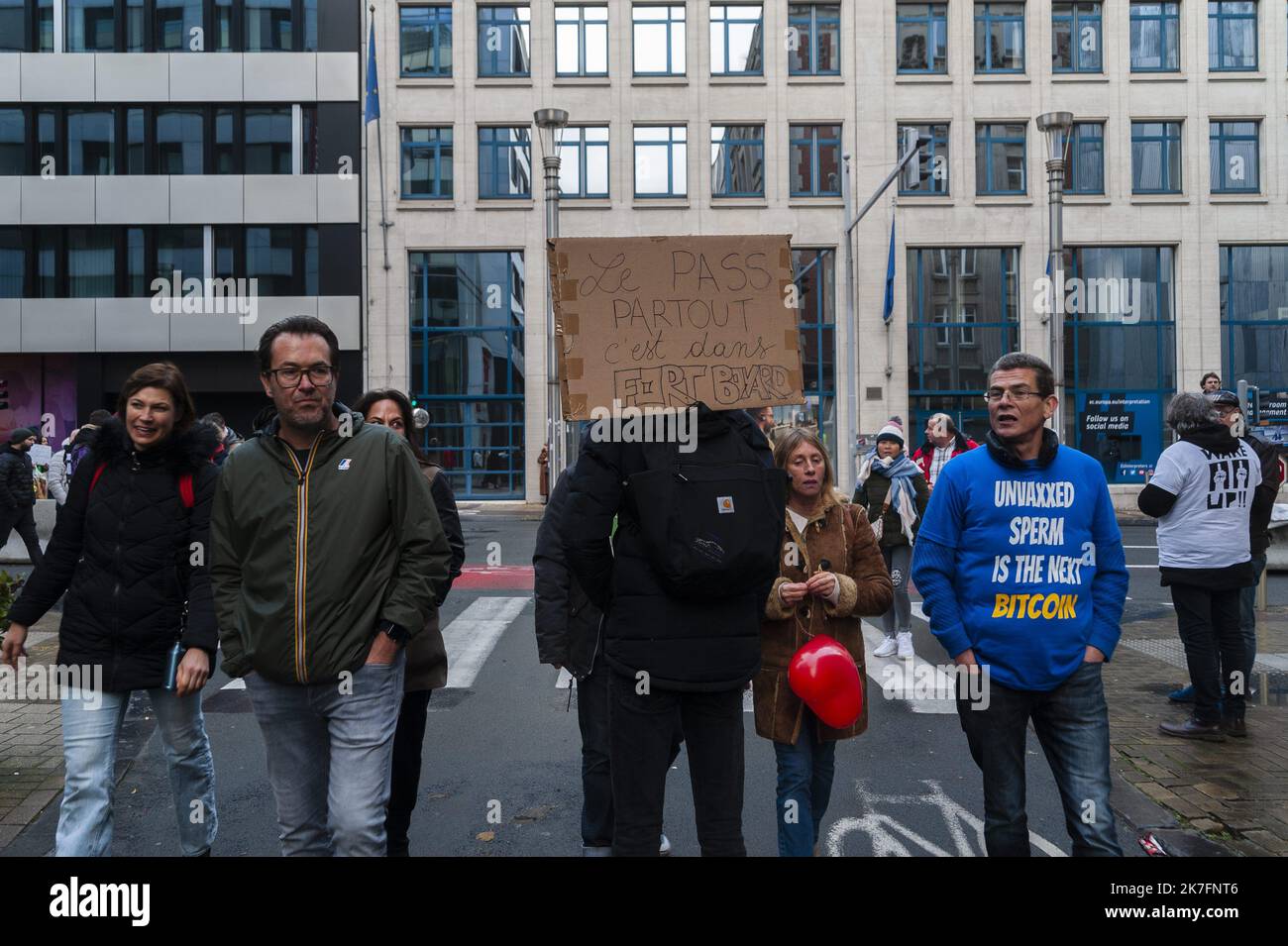 ©Nicolas Landemard / le Pictorium / MAXPPP - Nicolas Landemard / le Pictorium - 21/11/2021 - France / Ile-de-France / Paris - Environ 40000 personnes se sont antes a dans la capitale belge contrez l'ensemble des mesures sanitaires actuelles par le gouvernement belge. Malgre la présence en grand nombre de forces de police, des services de police ont eclate le long du parcours et un fils arrivee. Les revendcations etaient toutes divers et variees. Les manifestes aussi, puisqu'au mois un fonctionnel de la police sont présents. / 21/11/2021 - France / Ile-de-France (région) / Paris - Abo Banque D'Images