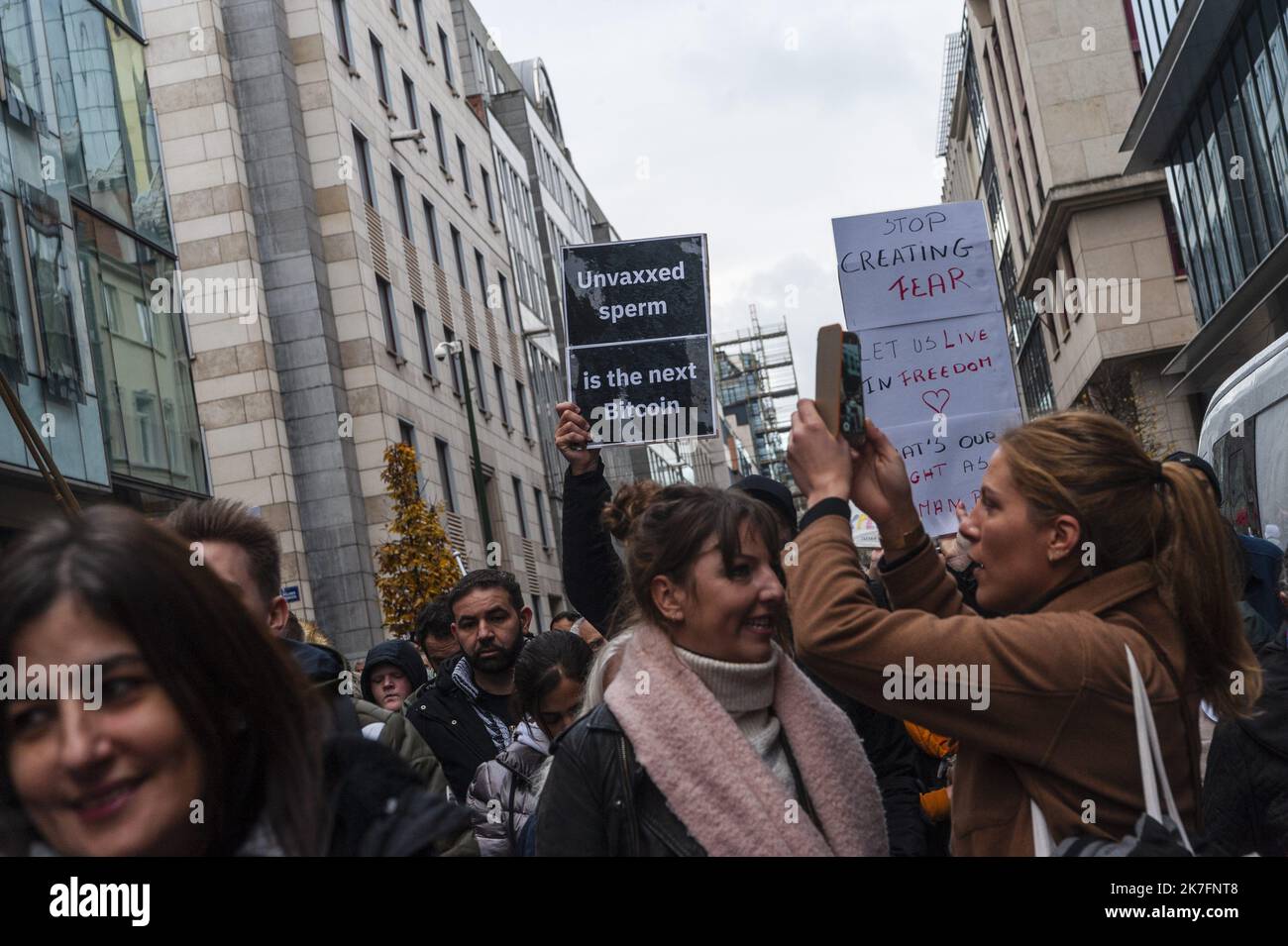 ©Nicolas Landemard / le Pictorium / MAXPPP - Nicolas Landemard / le Pictorium - 21/11/2021 - France / Ile-de-France / Paris - Environ 40000 personnes se sont antes a dans la capitale belge contrez l'ensemble des mesures sanitaires actuelles par le gouvernement belge. Malgre la présence en grand nombre de forces de police, des services de police ont eclate le long du parcours et un fils arrivee. Les revendcations etaient toutes divers et variees. Les manifestes aussi, puisqu'au mois un fonctionnel de la police sont présents. / 21/11/2021 - France / Ile-de-France (région) / Paris - Abo Banque D'Images