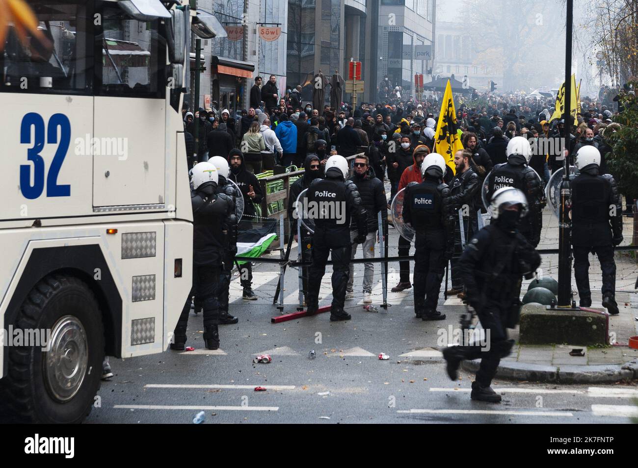 ©Nicolas Landemard / le Pictorium / MAXPPP - Nicolas Landemard / le Pictorium - 21/11/2021 - France / Ile-de-France / Paris - Environ 40000 personnes se sont antes a dans la capitale belge contrez l'ensemble des mesures sanitaires actuelles par le gouvernement belge. Malgre la présence en grand nombre de forces de police, des services de police ont eclate le long du parcours et un fils arrivee. Les revendcations etaient toutes divers et variees. Les manifestes aussi, puisqu'au mois un fonctionnel de la police sont présents. / 21/11/2021 - France / Ile-de-France (région) / Paris - Abo Banque D'Images