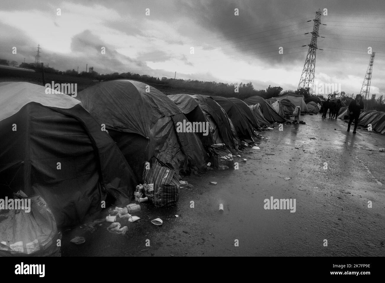 ©Michael Bunel / le Pictorium/MAXPPP - Michael Bunel / le Pictorium - 13/11/2021 - France / Haut de France / Grande Synthe - une des allées du camp composiee de tentes les unes a cote des autres. Le camp est connu pour et vous tenu par les marins. 13 novembre 2021 novembre 2016, la «jungle» de Calais, plus grand biponville d'Europe, etait évacuee. Cinq ans après, les exilés sur la route de la Grande Bretagne sont tous les jours la» et des campements ont été reglementés «resement entre Calais et Grande-Synthe. Seule nouveaute, la police qui les met tous les deux trois jours pour eviter les points de Banque D'Images