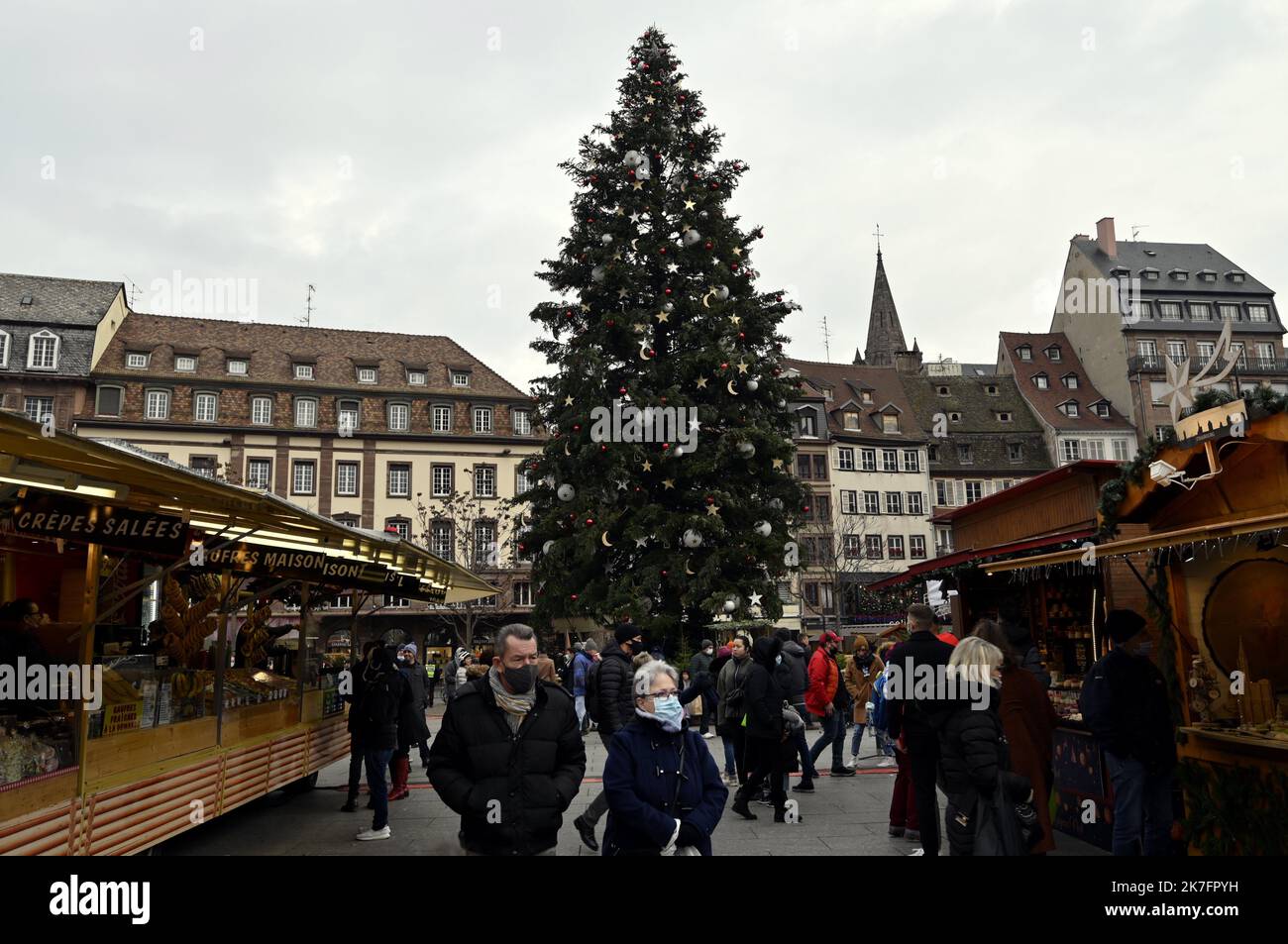 ©PHOTOPQR/L'EST REPUBLICAIN/ALEXANDRE MARCHI ; STRASBOURG ; 26/11/2021 ; TRADITION - FÊTES DE FIN D'ANNEE - MARCHE DE NOEL - EPIDEMIE DE CORONAVIRUS - 5EME VAGUE - COVID 19 - MARCHÉ DE NOËL - WEIHNACSMARKTEN. Strasbourg 26 novembre 2021. Premier jour du marché de Noël au pied du grand sapin de Noël sur la place Kléber à Strasbourg. PHOTO Alexandre MARCHI. Banque D'Images