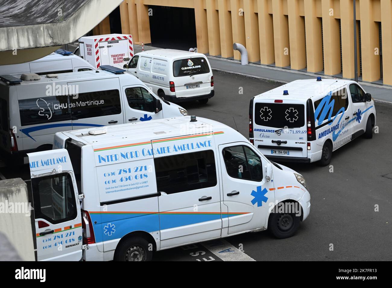 ©PHOTOPQR/Ouest FRANCE/Thomas Brégarpuis / Ouest-France ; fort-de-France ; 26/11/2021 ; Martinique. Fort-de-France. Des ambulances au CHU Pierre Zobda Quitman Thomas Bregardis / Ouest-France - Hôpital Martinique 26 novembre 2021 Banque D'Images