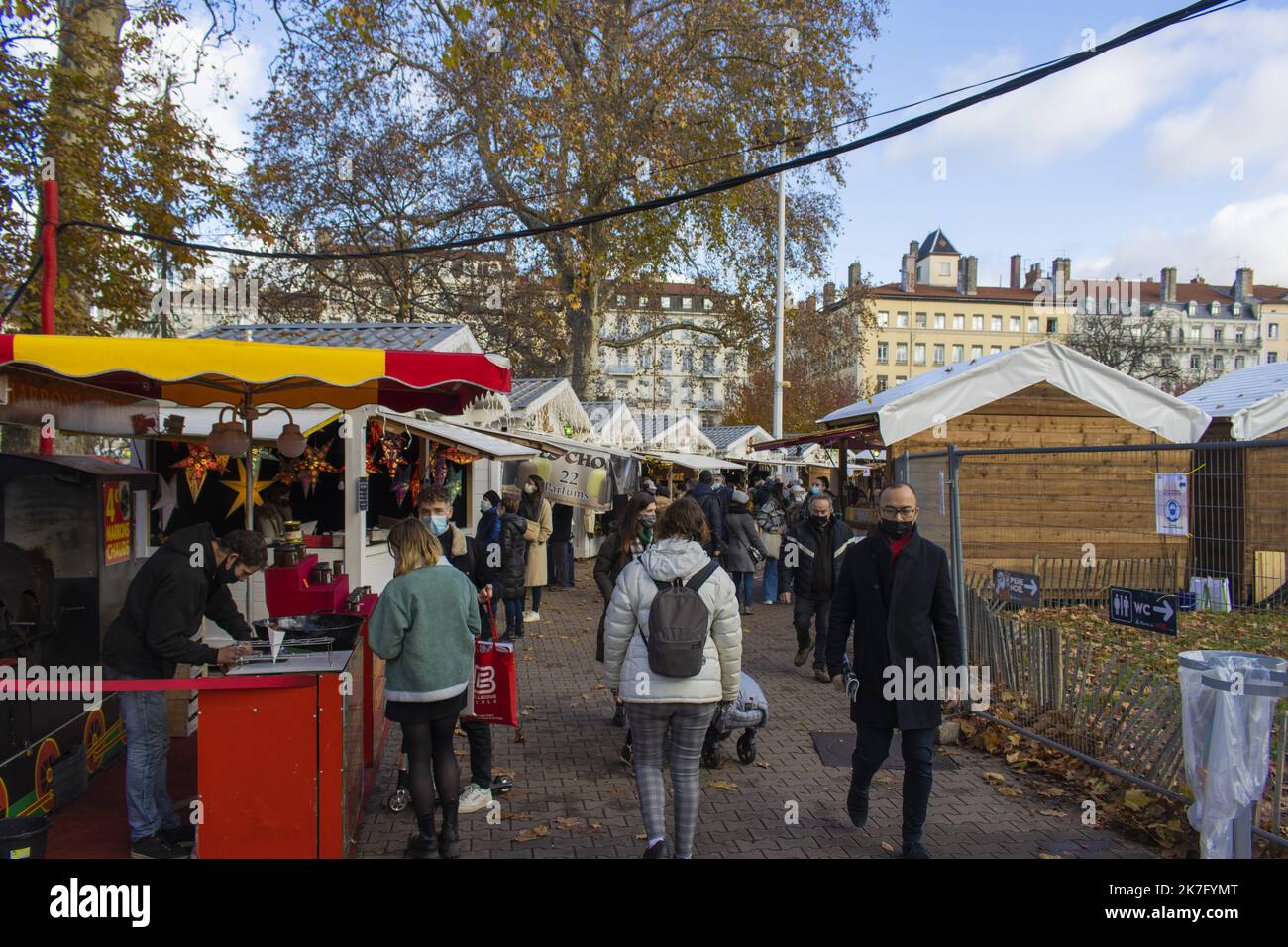 ©Maryne Djouri / le Pictorium / MAXPPP - Maryne Djouri / le Pictorium - 9/12/2021 - France / Rhône Alpes / Lyon - le marché de Noël de Lyon etait ouvert ce Jeudi, le soleil etait au rendez-vous. Pour entrer, passer le sanitaire obligatoire à l'entrée du marché et masque obligatoire à l'intérieur. / 9/12/2021 - France / Rhône Alpes / Lyon - le marché de Noël de Lyon est ouvert ce jeudi, le soleil y est. Pour entrer, le laissez-passer sanitaire est obligatoire à l'entrée du marché et le masque est obligatoire à l'intérieur. Banque D'Images