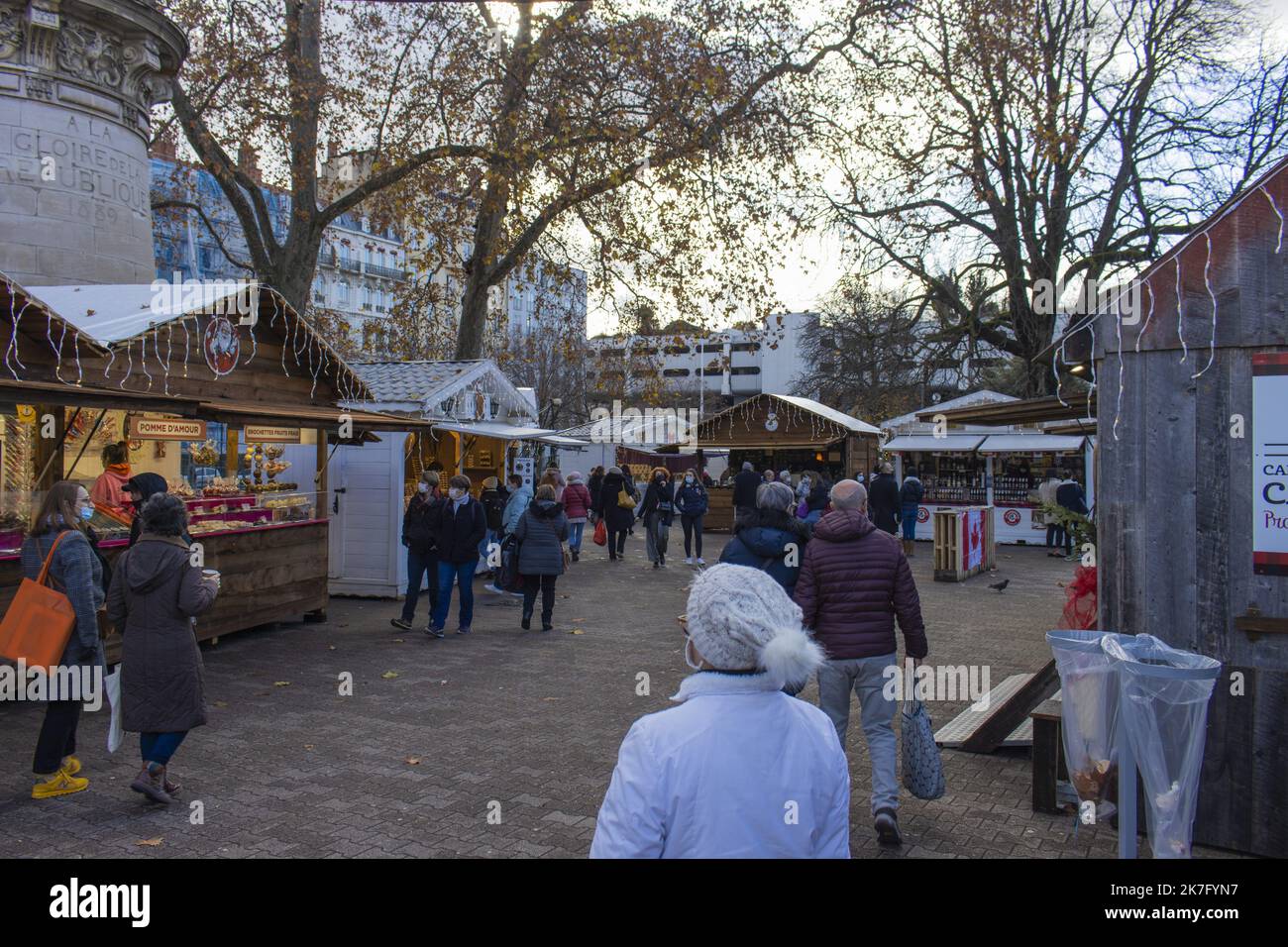 ©Maryne Djouri / le Pictorium / MAXPPP - Maryne Djouri / le Pictorium - 9/12/2021 - France / Rhône Alpes / Lyon - le marché de Noël de Lyon etait ouvert ce Jeudi, le soleil etait au rendez-vous. Pour entrer, passer le sanitaire obligatoire à l'entrée du marché et masque obligatoire à l'intérieur. / 9/12/2021 - France / Rhône Alpes / Lyon - le marché de Noël de Lyon est ouvert ce jeudi, le soleil y est. Pour entrer, le laissez-passer sanitaire est obligatoire à l'entrée du marché et le masque est obligatoire à l'intérieur. Banque D'Images