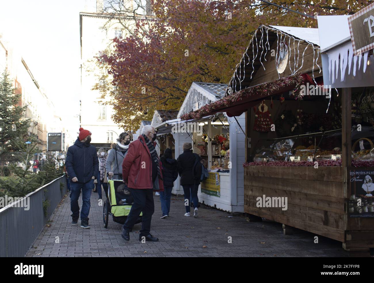 ©Maryne Djouri / le Pictorium / MAXPPP - Maryne Djouri / le Pictorium - 9/12/2021 - France / Rhône Alpes / Lyon - le marché de Noël de Lyon etait ouvert ce Jeudi, le soleil etait au rendez-vous. Pour entrer, passer le sanitaire obligatoire à l'entrée du marché et masque obligatoire à l'intérieur. / 9/12/2021 - France / Rhône Alpes / Lyon - le marché de Noël de Lyon est ouvert ce jeudi, le soleil y est. Pour entrer, le laissez-passer sanitaire est obligatoire à l'entrée du marché et le masque est obligatoire à l'intérieur. Banque D'Images