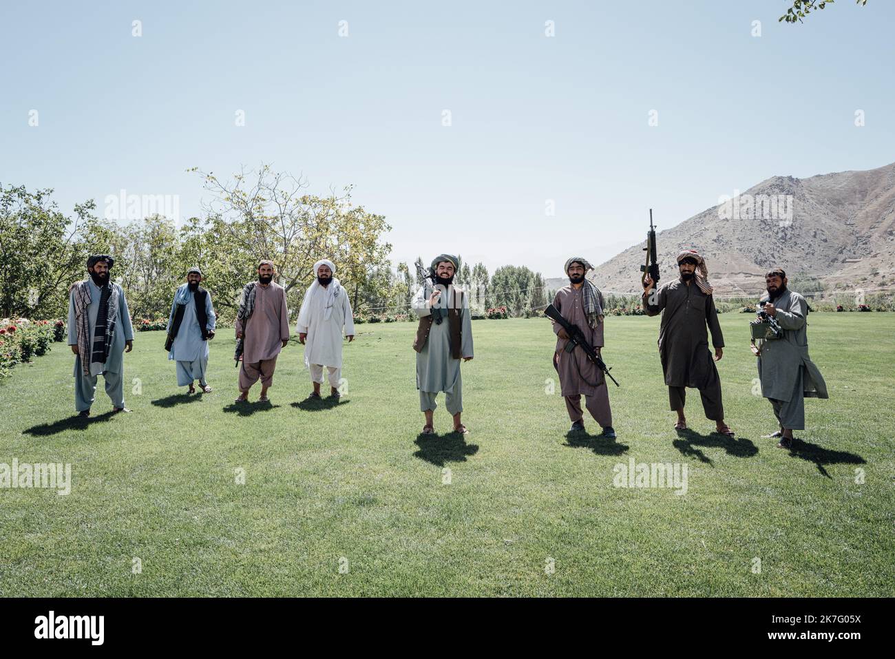 ©Adrien Vautier / le Pictorium / MAXPPP - Adrien Vautier / le Pictorium - 17/9/2021 - Afghanistan / Kaboul - ce vendredi 17 septembre, des talibans viennent visiter le domaine de Bala, ancien lieu de Bagligature de la royaute. Le vendredi est un jour très important pour les musulmans, il est consacre a la priere et au repos. / 17/9/2021 - Afghanistan / Kaboul - ce vendredi, 17 septembre, les talibans viennent visiter le domaine de Bala Bagh, ancienne station de vacances de la royauté. Vendredi est un jour très important pour les musulmans, il est consacré à la prière et au repos. Banque D'Images