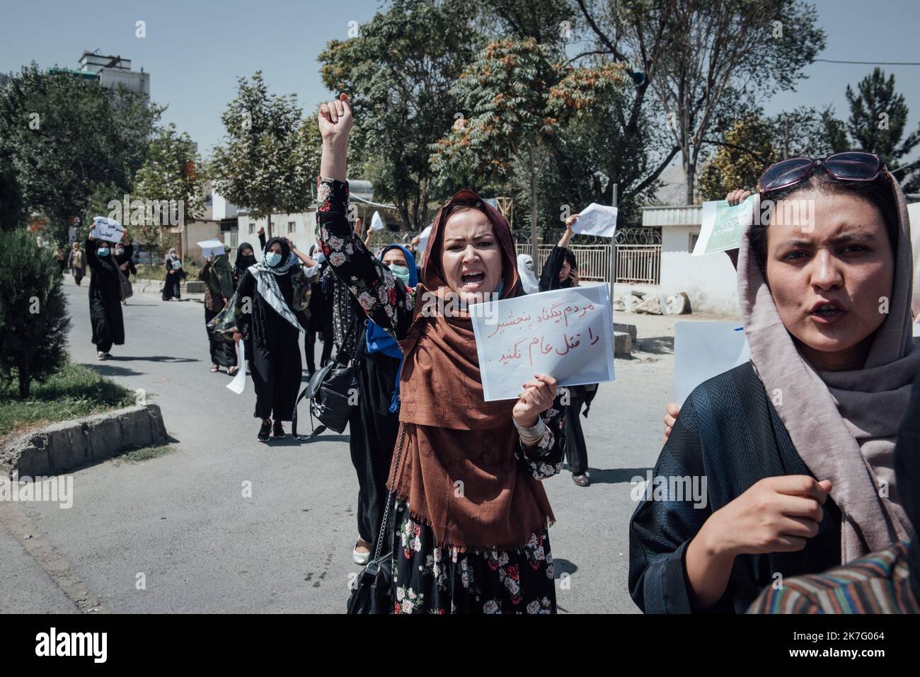 ©Adrien Vautier / le Pictorium / MAXPPP - Adrien Vautier / le Pictorium - 7/9/2021 - Afghanistan / Kaboul - le 7 septembre dans les rues de Kaboul, les femmes ont repondu à l'appel de Soulegement national. Elle présente d'autres chasees devant l'Ambassade du Pakistan, qui est présente de l'intider avec des tirs en l'aire. Sur la photo cette femme tient un ecriteau disant de ne pas tuer les innocents du Panshir. / 7/9/2021 - Afghanistan / Kaboul - sur 7 septembre dans les rues de Kaboul, les femmes répondent à l'appel à un soulèvement national. Ils viennent d'être chassés devant l'ambassade du Pakistan Banque D'Images