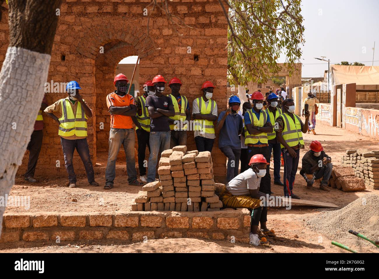 ©Nicolas Remene / le Pictorium/MAXPPP - Nicolas Remene / le Pictorium - 25/2/2021 - Burkina Fasso / Ouagadougou / Ouagadougou - édition 5eme du séminaire FACTsahel+ les 25, 26, 27 et 28 fevrier 2021 a Ouagadougou au Burkina Faso. Le « FACT sahel+ » est le reseau qui finance les acteurs de la Construction en Terre au Sahel et dans ses pays limite les salaires. / 25/2/2021 - Burkina Faso () / Ouagadougou / Ouagadougou - Edition 5th du séminaire FACTsahel+ les 25, 26, 27 et 28 février 2021 à Ouagadougou, Burkina Faso. FAIT sahel+' est le réseau qui fédère les acteurs de la construction de la Terre dans le S Banque D'Images