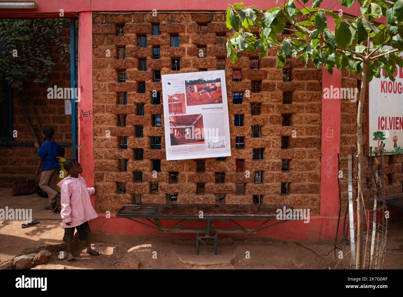 ©Nicolas Remene / le Pictorium/MAXPPP - Nicolas Remene / le Pictorium - 27/2/2021 - Burkina Fasso / Ouagadougou / Ouagadougou - édition 5eme du séminaire FACTsahel+ les 25, 26, 27 et 28 fevrier 2021 a Ouagadougou au Burkina Faso. Le « FACT sahel+ » est le reseau qui finance les acteurs de la Construction en Terre au Sahel et dans ses pays limite les salaires. / 27/2/2021 - Burkina Faso () / Ouagadougou / Ouagadougou - Edition 5th du séminaire FACTsahel+ les 25, 26, 27 et 28 février 2021 à Ouagadougou, Burkina Faso. FAIT sahel+' est le réseau qui fédère les acteurs de la construction de la Terre dans le S Banque D'Images