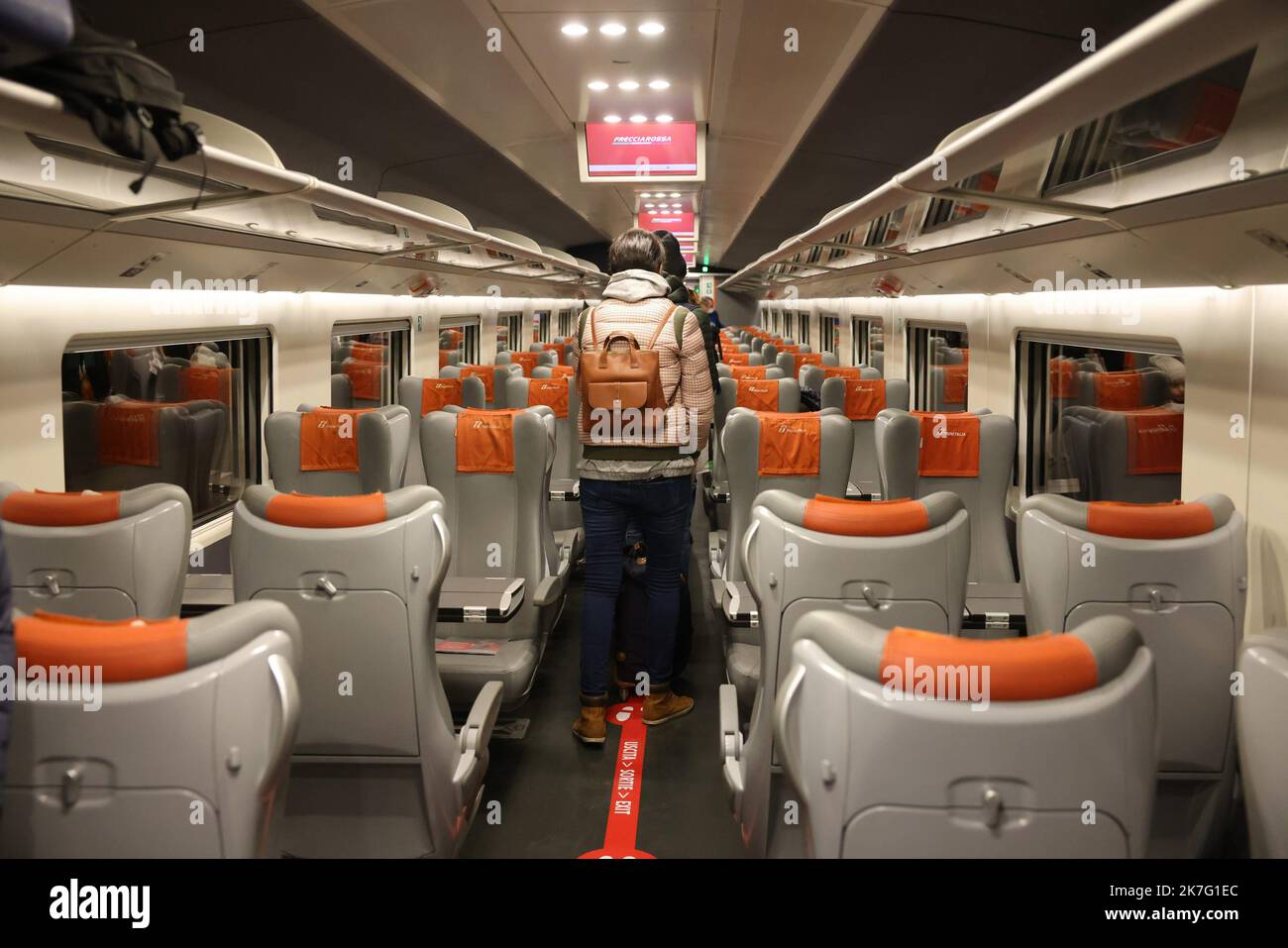 ©PHOTOPQR/LE PARISIEN/LP / Arnaud Journois ; PARIS ; 17/12/2021 ; Paris Gare de Lyon . Départ du premier train italien Frecciarossa Trenitalia qui fait la ligne Paris-Lyon . Trenitalia se lance en effet dans le Paris-Lyon avec des billettes de train à prix cassé ( 23€ ). PARIS ; 12/17/2021 ; Gare de Paris lyon . Départ du premier train italien Frecciarossa Trenitalia sur la ligne Paris-Lyon. Trenitalia est en effet en train de lancer à Paris-Lyon avec des billets de train à prix réduit (23 €) Banque D'Images