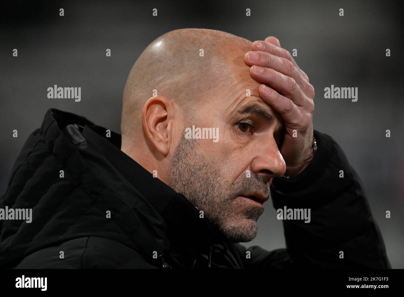 ©Julien Mattia / le Pictorium / MAXPPP - Julien Mattia / le Pictorium - France / Ile-de-France / Paris - Paris FC / Olympique Lyonnais / coupe de France, Peter Bosz lors des 32E de finale de la coupe de France, au Stade Charlety, entre le Paris FC et l'Olympique Lyonnais, le 17 décembre 2021. / France / Ile-de-France (région) / Paris - Paris FC / Olympique Lyonnais / coupe de France, Peter Bosz lors de la finale 32nd du coupe de France, au Stade Charlety, entre Paris FC et Olympique Lyonnais, 17 décembre 2021. Banque D'Images