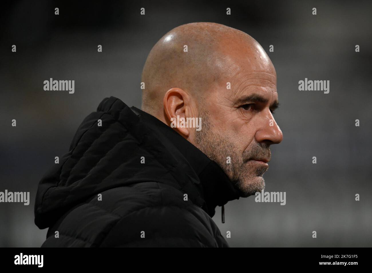 ©Julien Mattia / le Pictorium / MAXPPP - Julien Mattia / le Pictorium - France / Ile-de-France / Paris - Paris FC / Olympique Lyonnais / coupe de France, Peter Bosz lors des 32E de finale de la coupe de France, au Stade Charlety, entre le Paris FC et l'Olympique Lyonnais, le 17 décembre 2021. / France / Ile-de-France (région) / Paris - Paris FC / Olympique Lyonnais / coupe de France, Peter Bosz lors de la finale 32nd du coupe de France, au Stade Charlety, entre Paris FC et Olympique Lyonnais, 17 décembre 2021. Banque D'Images