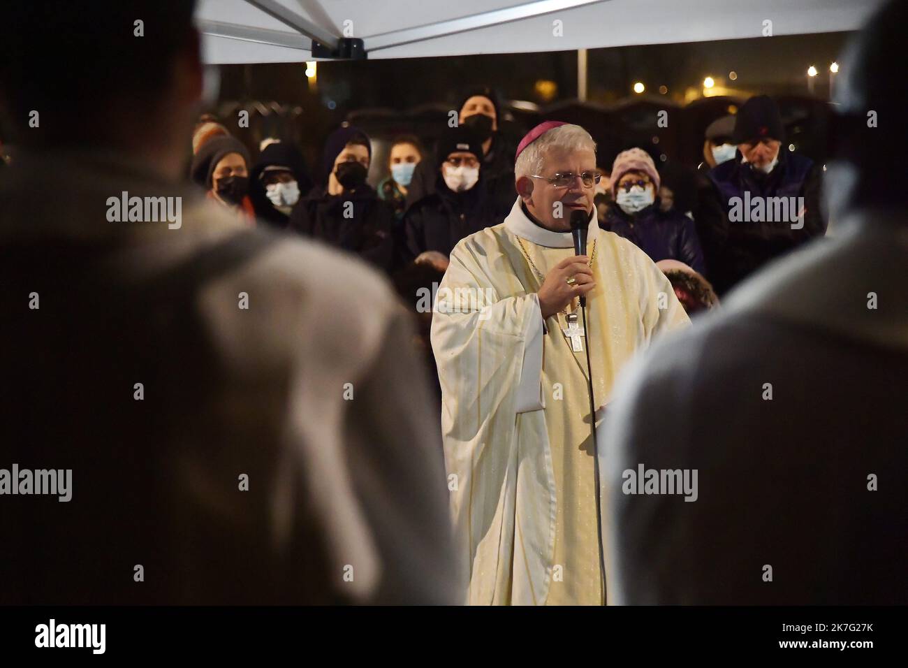 ©PHOTOPQR/VOIX DU NORD/Marc demeure ; 24/12/2021 ; Calais le 24/12/ 2021. Messe de Noël pour les migrants prés du camp du terrain BMX. Photo MARC DEMEURE / la voix du Nord. Calais sur 12/24 / 2021. Messe de Noël pour les migrants près du camp de campagne de BMX Banque D'Images