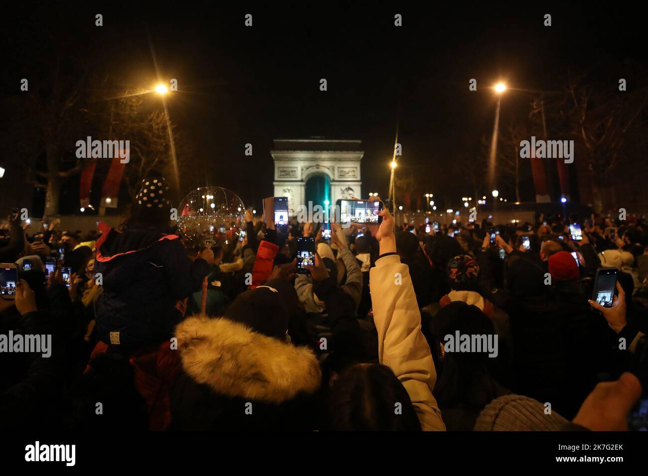 ©Tatif/Wostok Press/Maxppp France, Paris 01/01/2022 célébration du nouvel an sur les champs elysées Paris: 01/01/2022: Célébration du nouvel an sur les champs Elysées à Paris. En raison de la crise sanitaire liée à Covid, tous les événements publics célébrant le nouvel an ont été annulés en France. Ici à Paris, beaucoup de gens se sont néanmoins rassemblés sur les champs Elysées pour célébrer le nouvel an. Banque D'Images