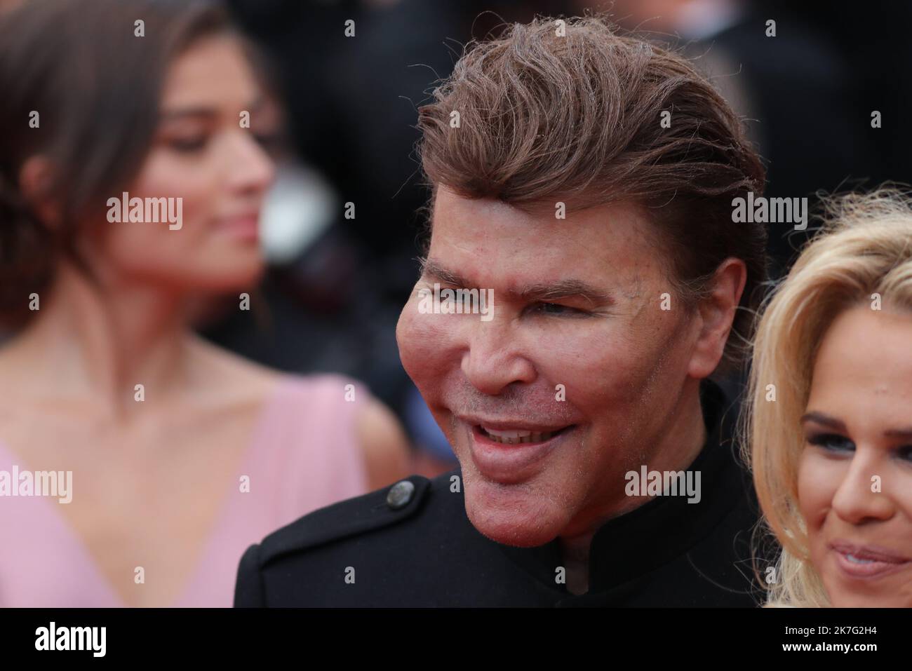 ©Pierre Teyssot/MAXPPP ; PHOTO DE FICHIER - Festival de Cannes 2018 - édition 71st - jour 8 - 15 mai à Cannes, sur 15 mai 2018 ; projection de 'solo: Une histoire de Star Wars ; Grichka Bogdanoff est mort le 28th décembre 201, à Paris à l'âge de 72 ans, probablement de Covid-19. Sur le tapis rouge, posant pour la photographe Julie Jardon, Grichka Bogdanoff (au centre). Â© Pierre Teyssot / Maxppp Banque D'Images