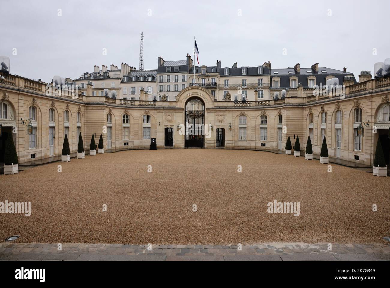 ©PHOTOPQR/LE PARISIEN/LP / ARNAUD JOURNOIS ; PARIS ; 04/01/2022 ; LE PRÉSIDENT DE LA RÉPUBLIQUE -EMMANUEL-MACRON FACE AUX LECTIEURS DU PARISIEN / VUE DE LA COUR DEPUIS LE HALL DU PALAIS DE L'ELYSEE - PARIS, FRANCE, JAN 4TH 2022. Visite d'Elysée pendant la polémique itw du président français Banque D'Images