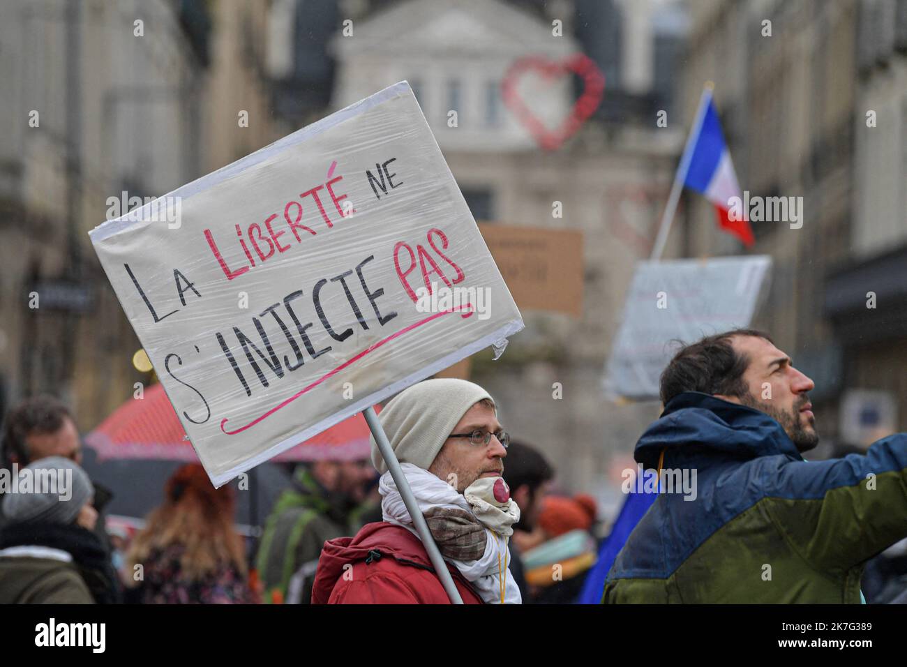 ©PHOTOPQR/OUEST FRANCE/Vincent Michel / Ouest-France ; Rennes ; 08/01/2022 ; manifestation des contraires au passe sanitaire et vaccinal dans le centre-ville de Rennes , le 08 janvier 2022 photo Vincent Michel / Ouest-France manifestation contre la passe de vaccination à Rennes le 8 janvier 2022 Banque D'Images