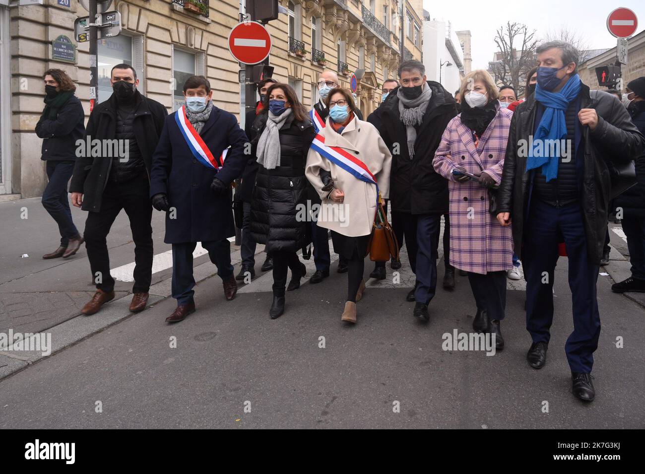 ©Julien Mattia / le Pictorium / MAXPPP - Julien Mattia / le Pictorium - 13/1/2022 - France / Ile-de-France / Paris - Patrick Kanner et Anne Hidalgo la manifestation. Les professionnels manifestes dans Paris contrent la gestion du Covid par le gouvernement et Jean-Michel Blanquer dans l'éducation. / 13/1/2022 - France / Ile-de-France (région) / Paris - Patrick Kanner et Anne Hidalgo à la manifestation. Les enseignants manifestent à Paris contre la gestion de Covid par le gouvernement et Jean-Michel Blanquer dans l'éducation. Banque D'Images