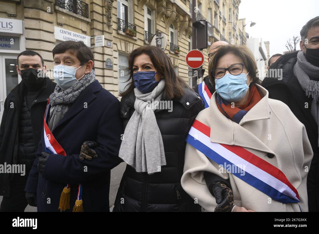 ©Julien Mattia / le Pictorium / MAXPPP - Julien Mattia / le Pictorium - 13/1/2022 - France / Ile-de-France / Paris - Patrick Kanner et Anne Hidalgo la manifestation. Les professionnels manifestes dans Paris contrent la gestion du Covid par le gouvernement et Jean-Michel Blanquer dans l'éducation. / 13/1/2022 - France / Ile-de-France (région) / Paris - Patrick Kanner et Anne Hidalgo à la manifestation. Les enseignants manifestent à Paris contre la gestion de Covid par le gouvernement et Jean-Michel Blanquer dans l'éducation. Banque D'Images